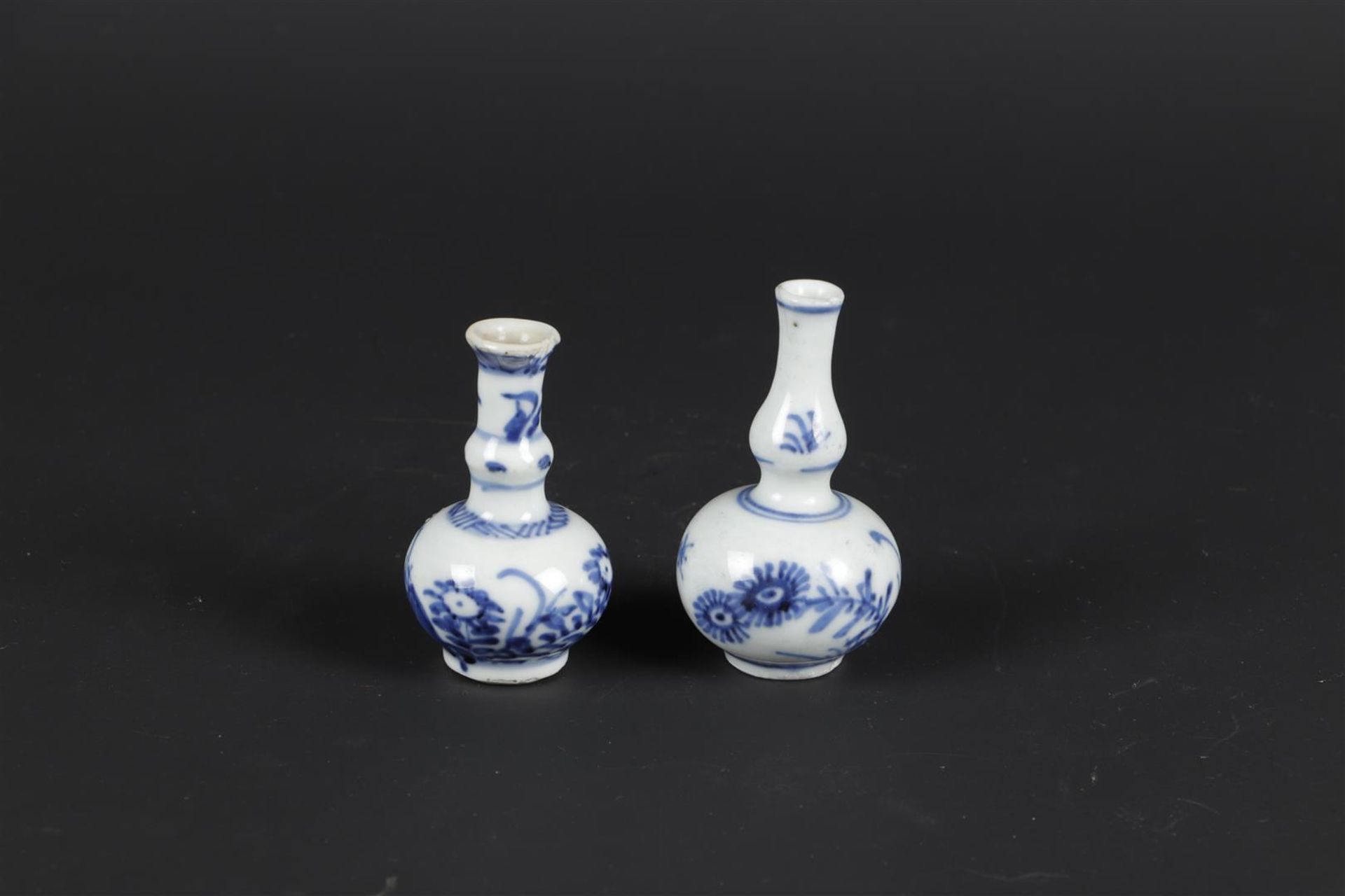 Two porcelain small model knob vases with floral decor and a butterfly. China, Yongzheng. - Image 3 of 5