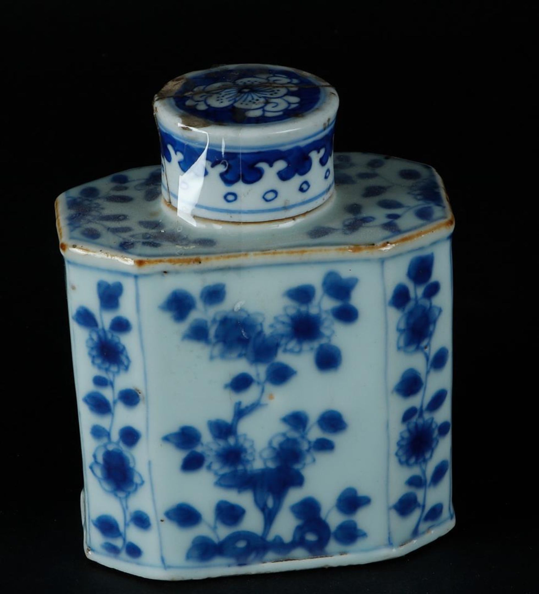 A porcelain 8-sided tea caddy with floral decoration on the eight sides. China, Kangxi/Yongzheng. - Image 2 of 2
