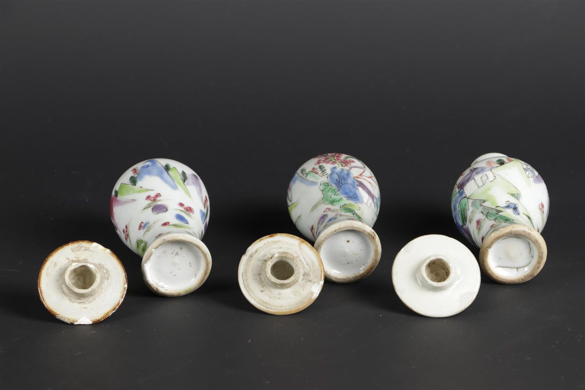 Three porcelain Famille Rose lidded jars with mountain landscape decoration. China, Qianlong. - Image 5 of 5