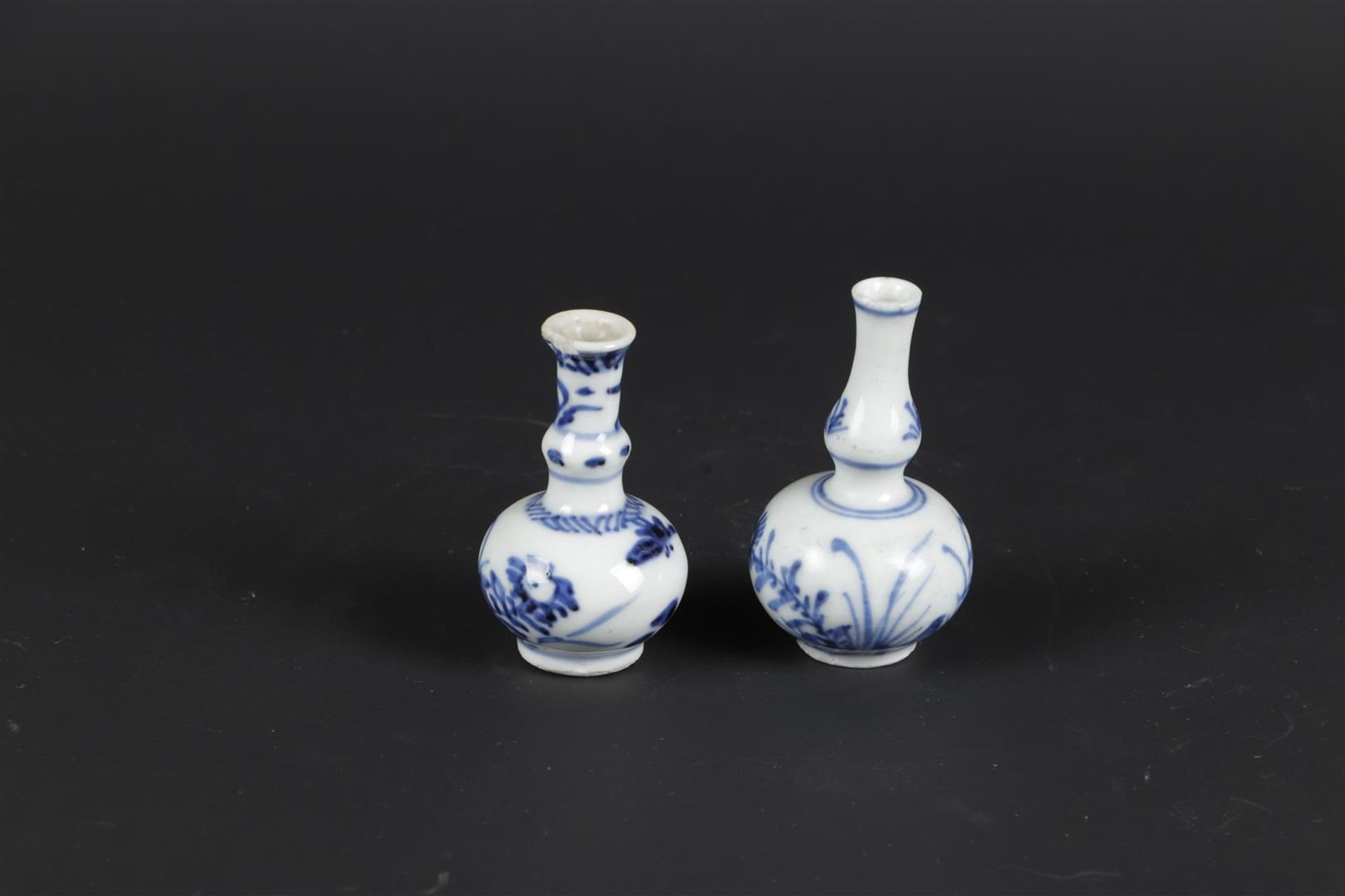 Two porcelain small model knob vases with floral decor and a butterfly. China, Yongzheng. - Image 2 of 5