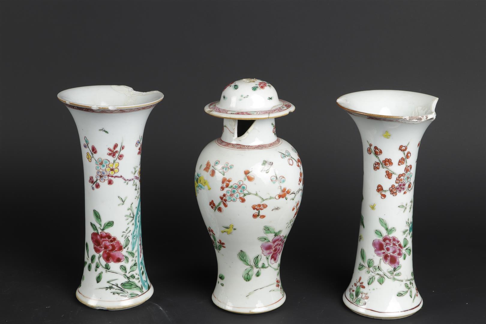 Two porcelain Famille Rose beaker vases and a Famille Rose vase with lid. China, Qianlong. - Image 2 of 5