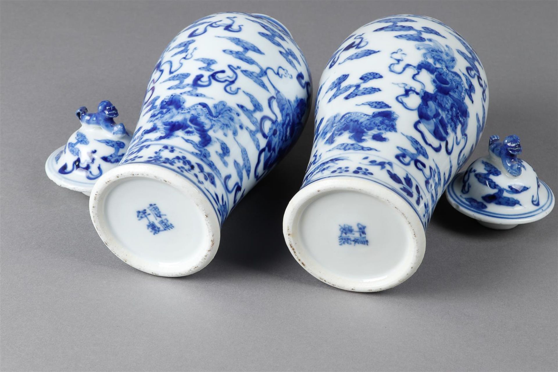 A set of two porcelain lidded vases decorated with dragons, marked Kangxi. China, 19th century. - Image 3 of 4