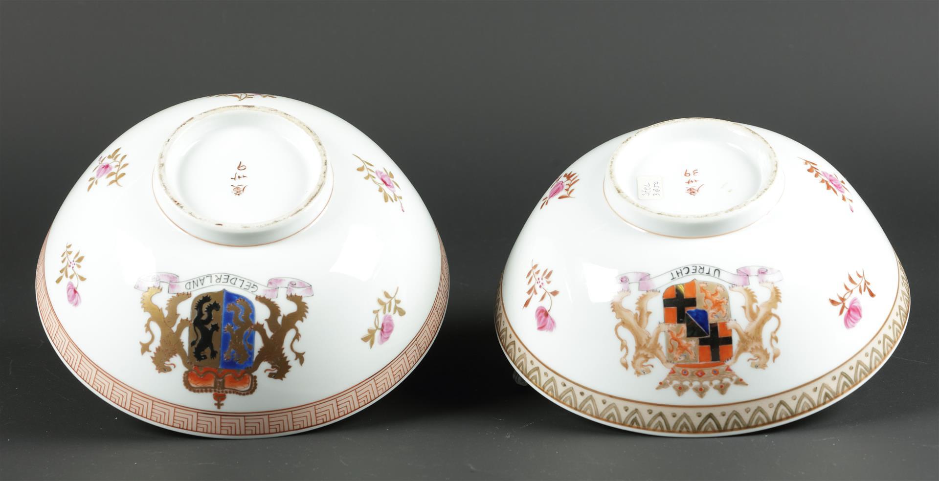 Two porcelain Famille Rose bowls with provincial coat of arms, decor Gelderland and Utrecht. China,  - Image 5 of 5