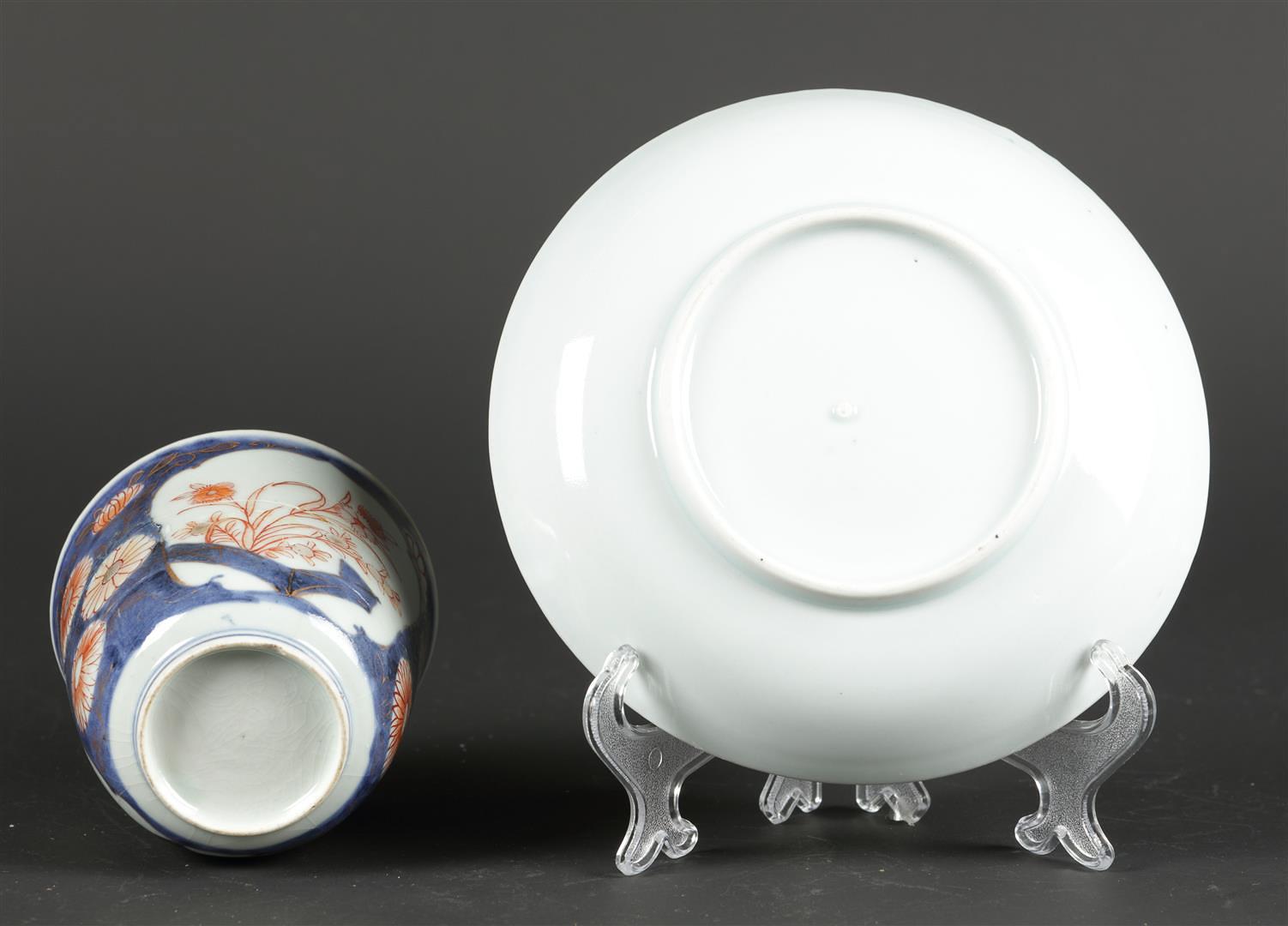 A porcelain Imari chocolate cup and saucer with floral decor in beds. Japan, 18th century - Image 2 of 5