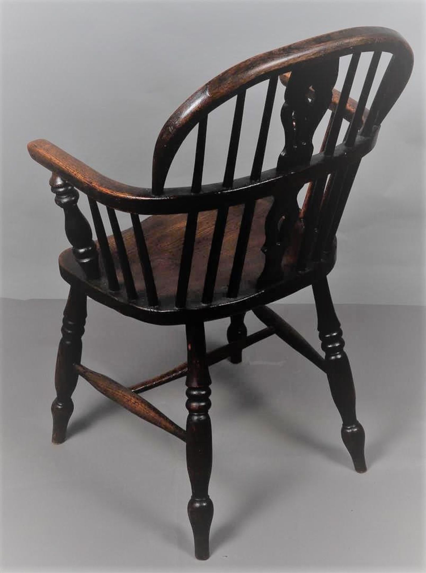 A Windsor chair, type Low Nothinghamshire bow back, ca. 1900. - Bild 2 aus 2