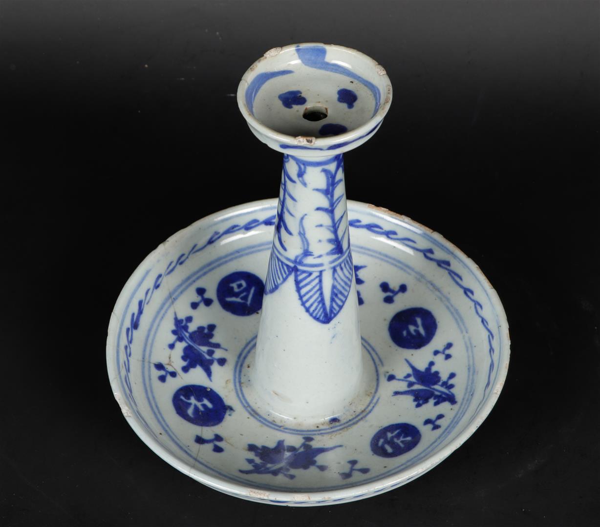 A porcelain floral decorated oil lamp. China, 19th century. - Image 3 of 4