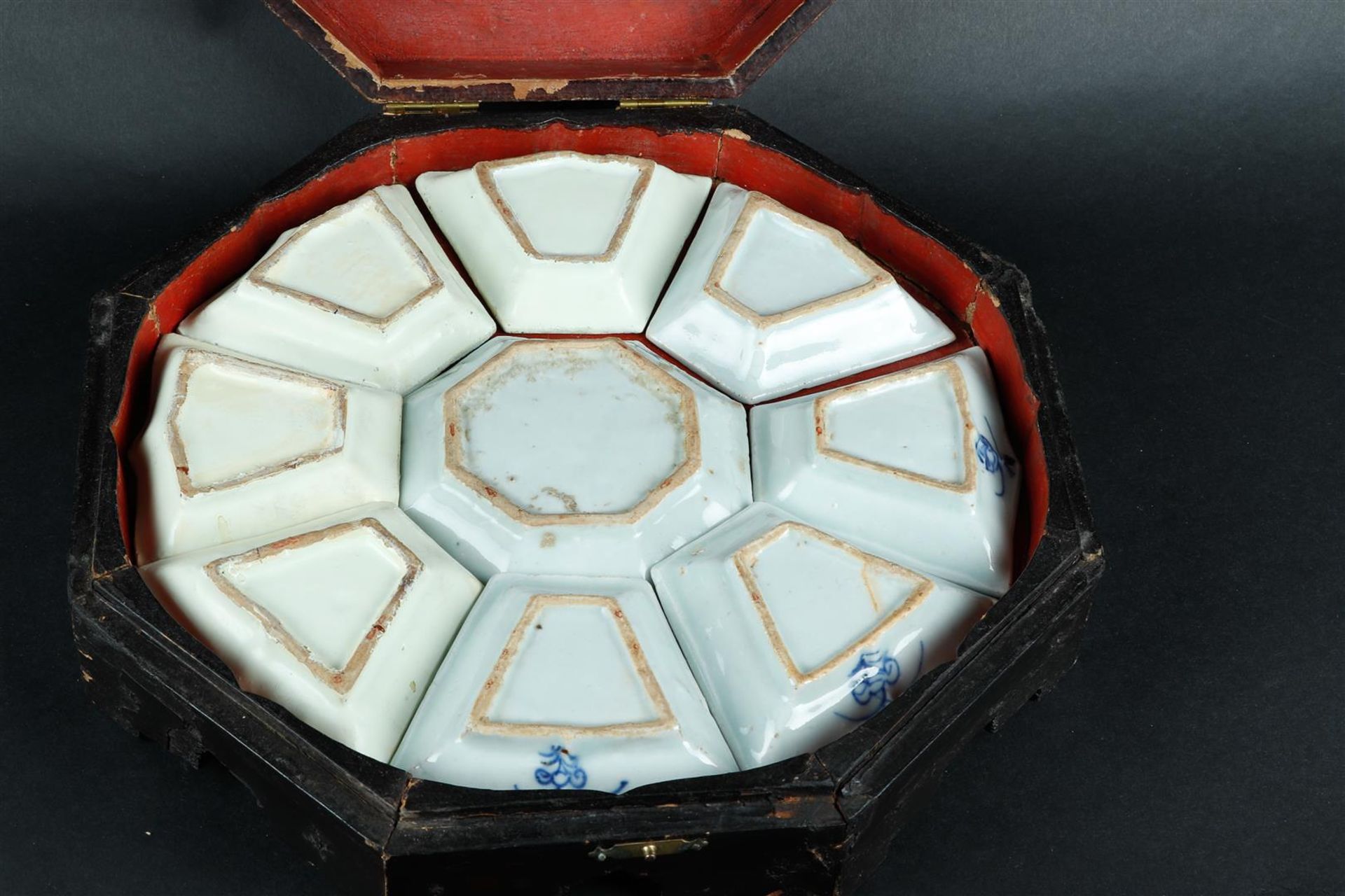 A porcelain pattipan set in original box. China, circa 1800. - Bild 3 aus 4