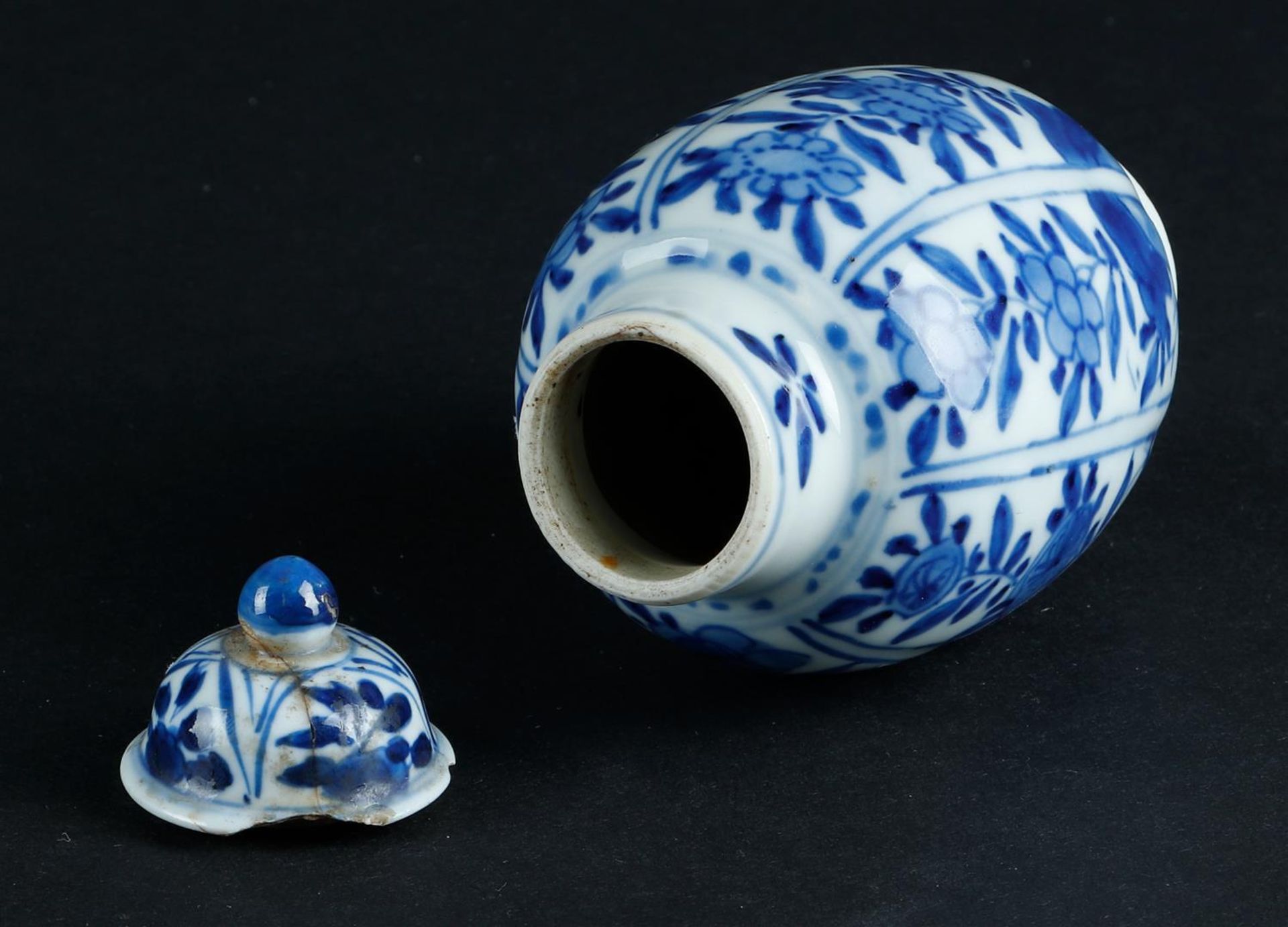A porcelain lidded vase with sloping compartments with floral decor. China, Kangxi. - Image 4 of 5
