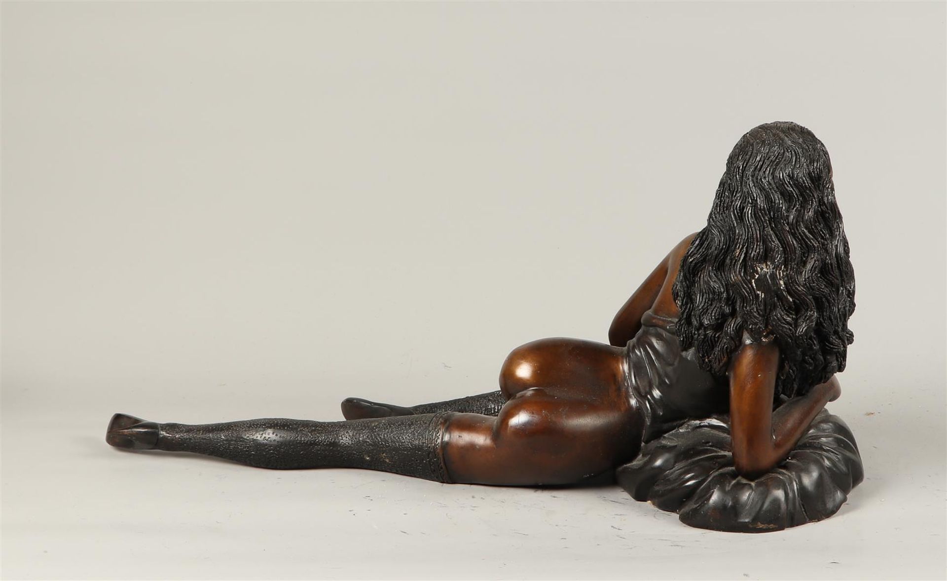 A brown and black patinated erotic bronze of a reclining lady. 2nd half of the 20th century. - Bild 2 aus 2