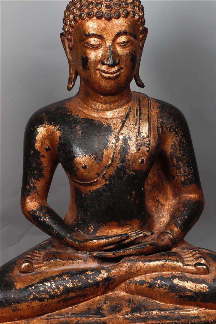 A very large bronze Buddha with partly traces of gilding. Tibet, 19th century. - Image 3 of 5