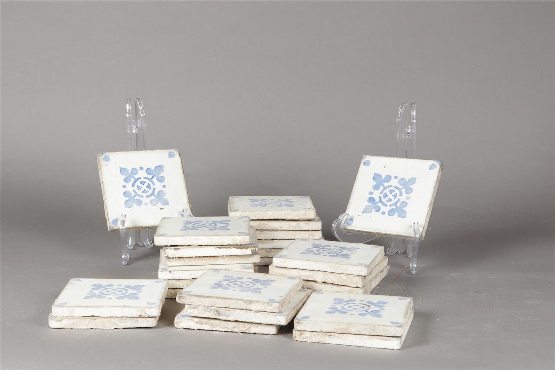 A lot with (25) blue and white tiles. 19th century.
