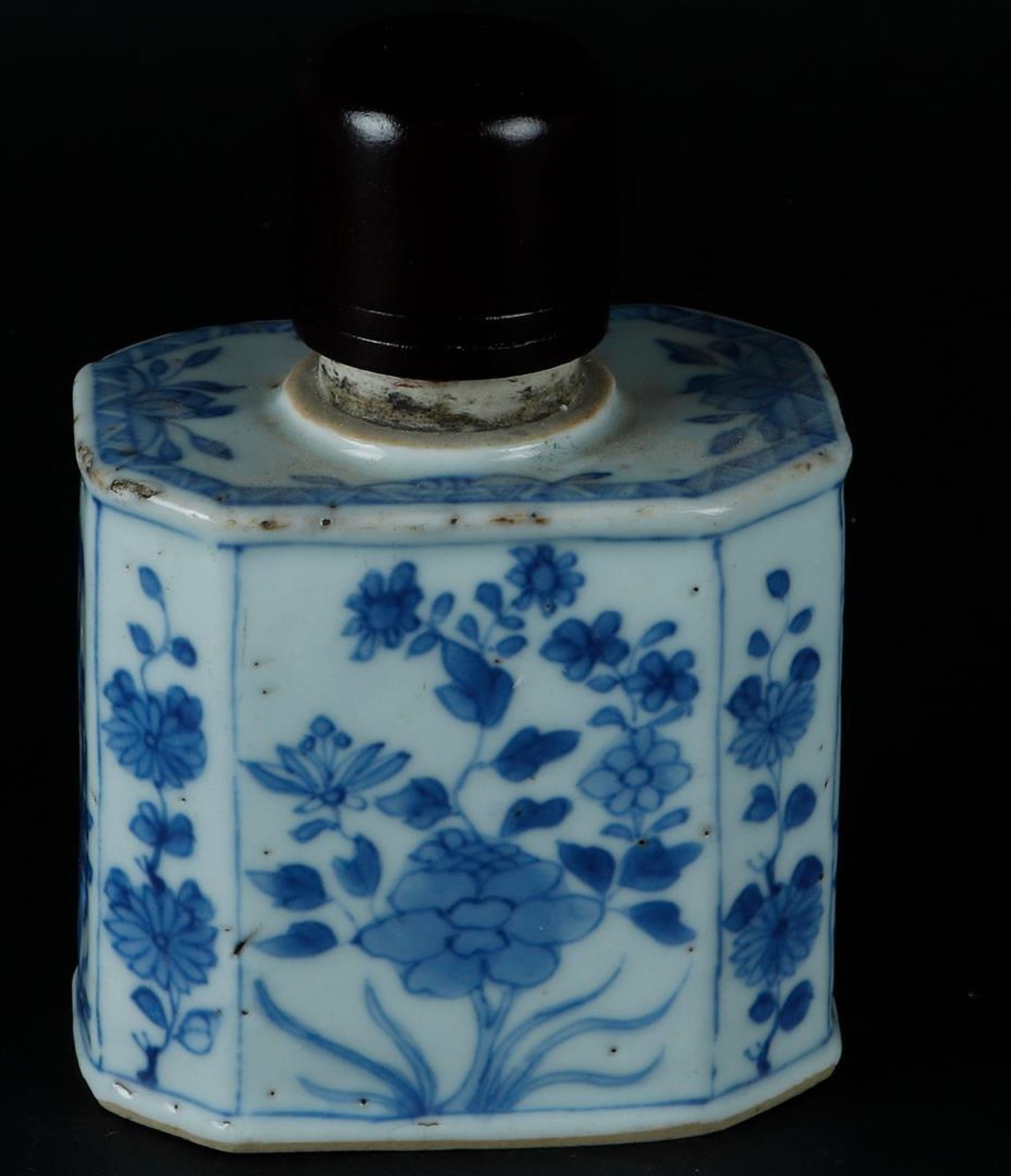 A porcelain angled tea caddy with rich floral decoration on the sides, with wooden lid. China, Yongz