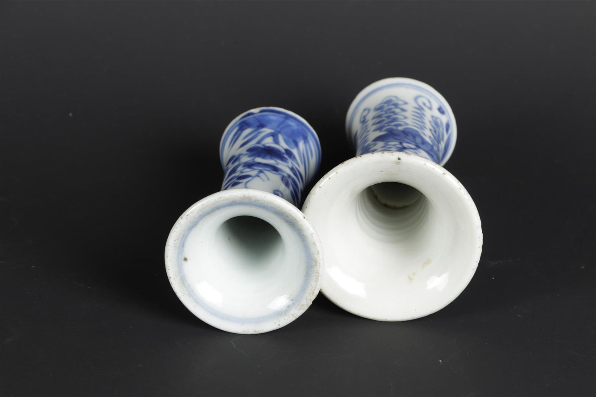 Two porcelain various cup vases, both with floral decoration. China, Kangxi/Yongzheng. - Image 4 of 5