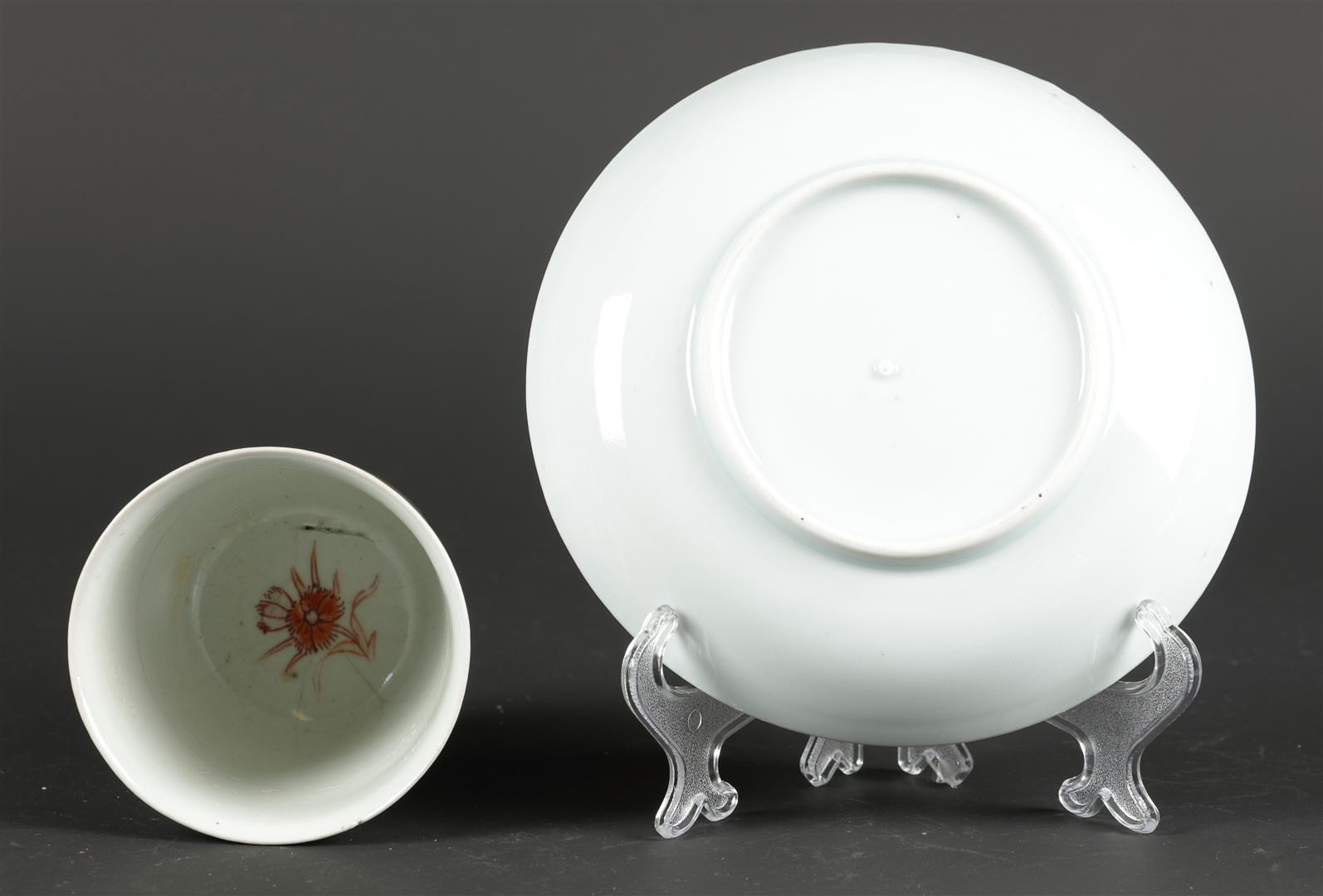 A porcelain Imari chocolate cup and saucer with floral decor in beds. Japan, 18th century - Image 5 of 5