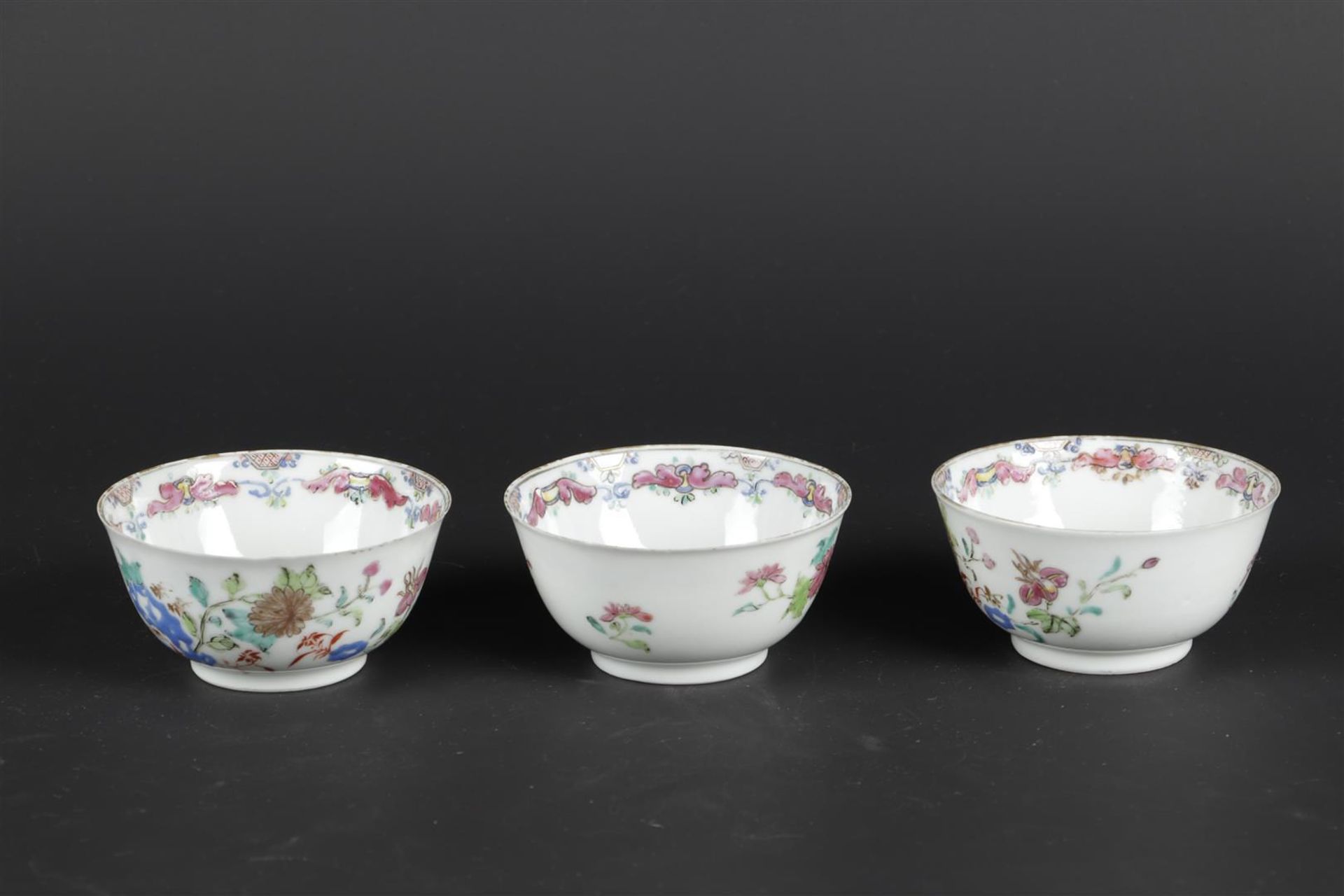 Three Famille Rose porcelain bowls with rich floral decoration. China, Yongzheng. - Bild 3 aus 6