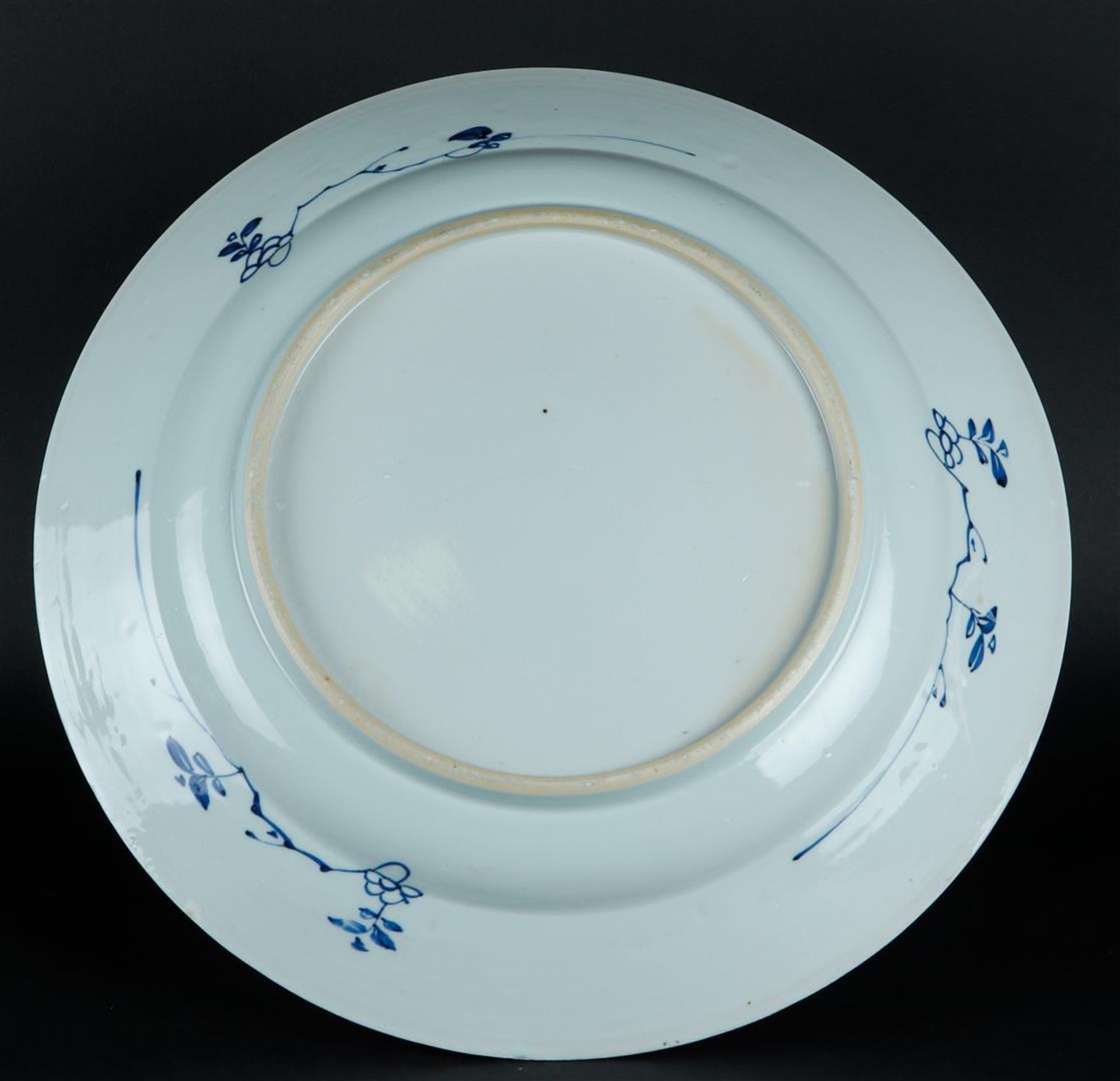 A porcelain dish with peacocks in the outer rim and with two birds of paradise on a rock decor. Chin - Image 2 of 2