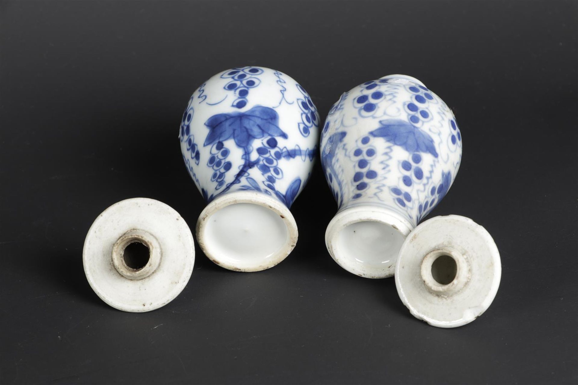 Two porcelain lidded vases with a so-called grape-on-vine decor. China, Qianlong. - Image 3 of 3