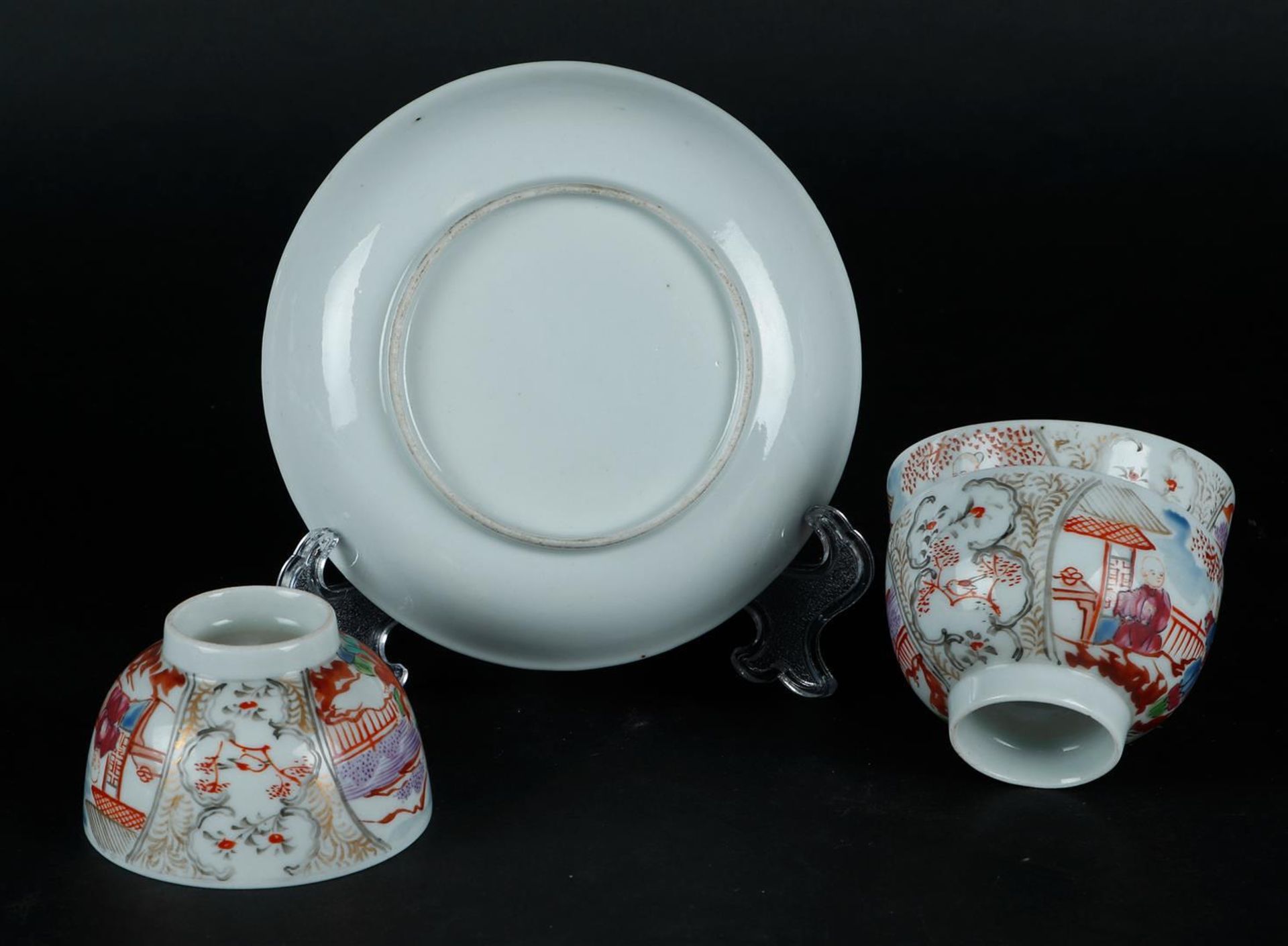 A lot consisting of (3) cups and one saucer in mandarin decor. China, 19th century. - Image 2 of 2