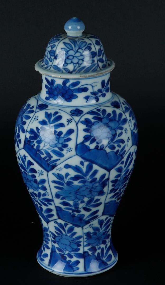 A porcelain lidded vase with flowerbed decoration, in which floral decoration. Marked with lingzhi o - Image 3 of 4