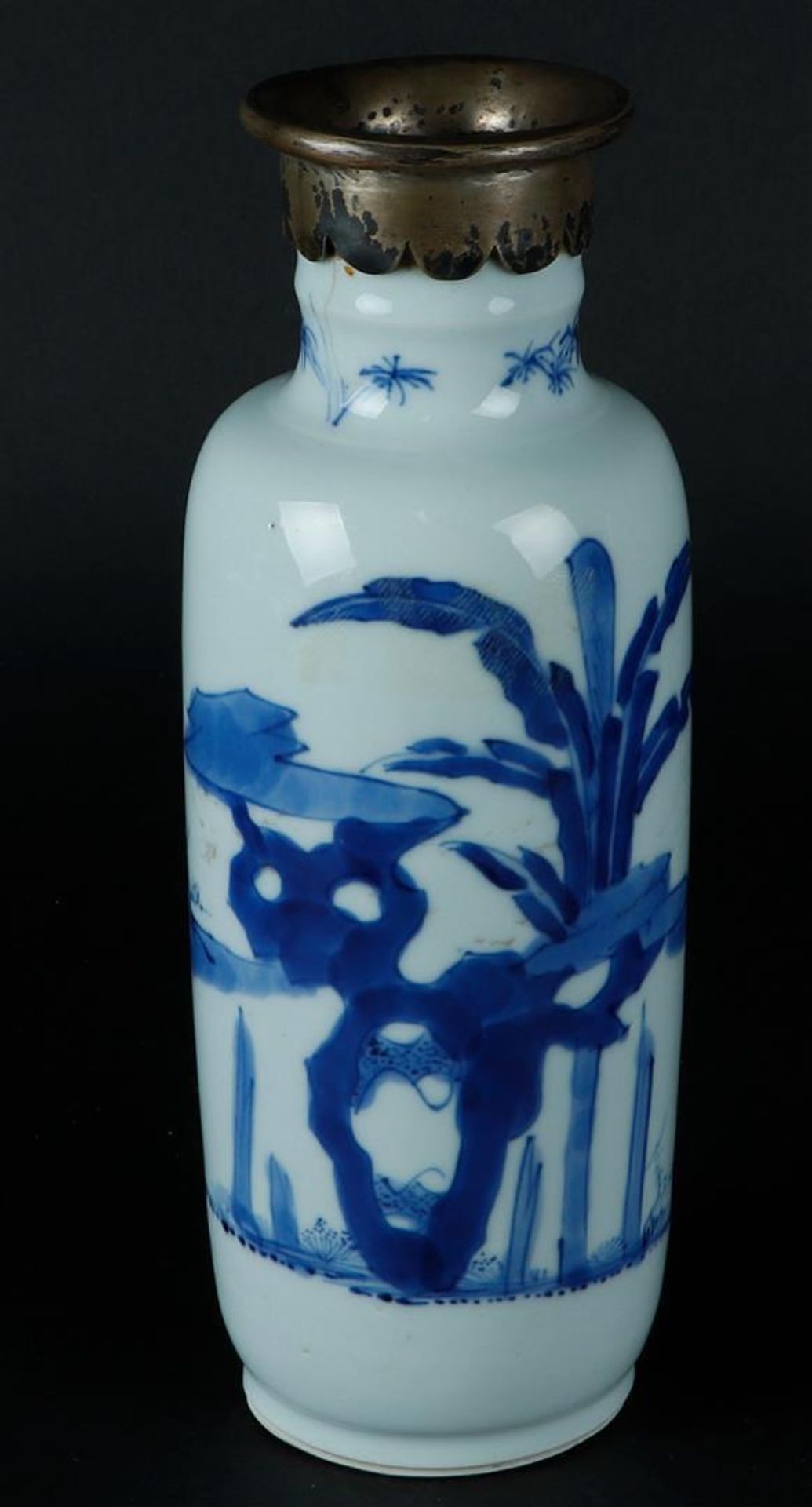 A porcelain vase model trolley with three frames in landscape. The underside with artemisia leaf mar