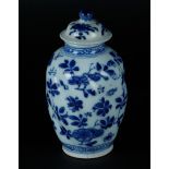 A porcelain lidded vase with floral decor. China, Kangxi.