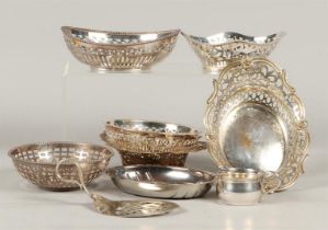 A lot consisting of various silver-plated bonbon baskets, a jug and a cake server.