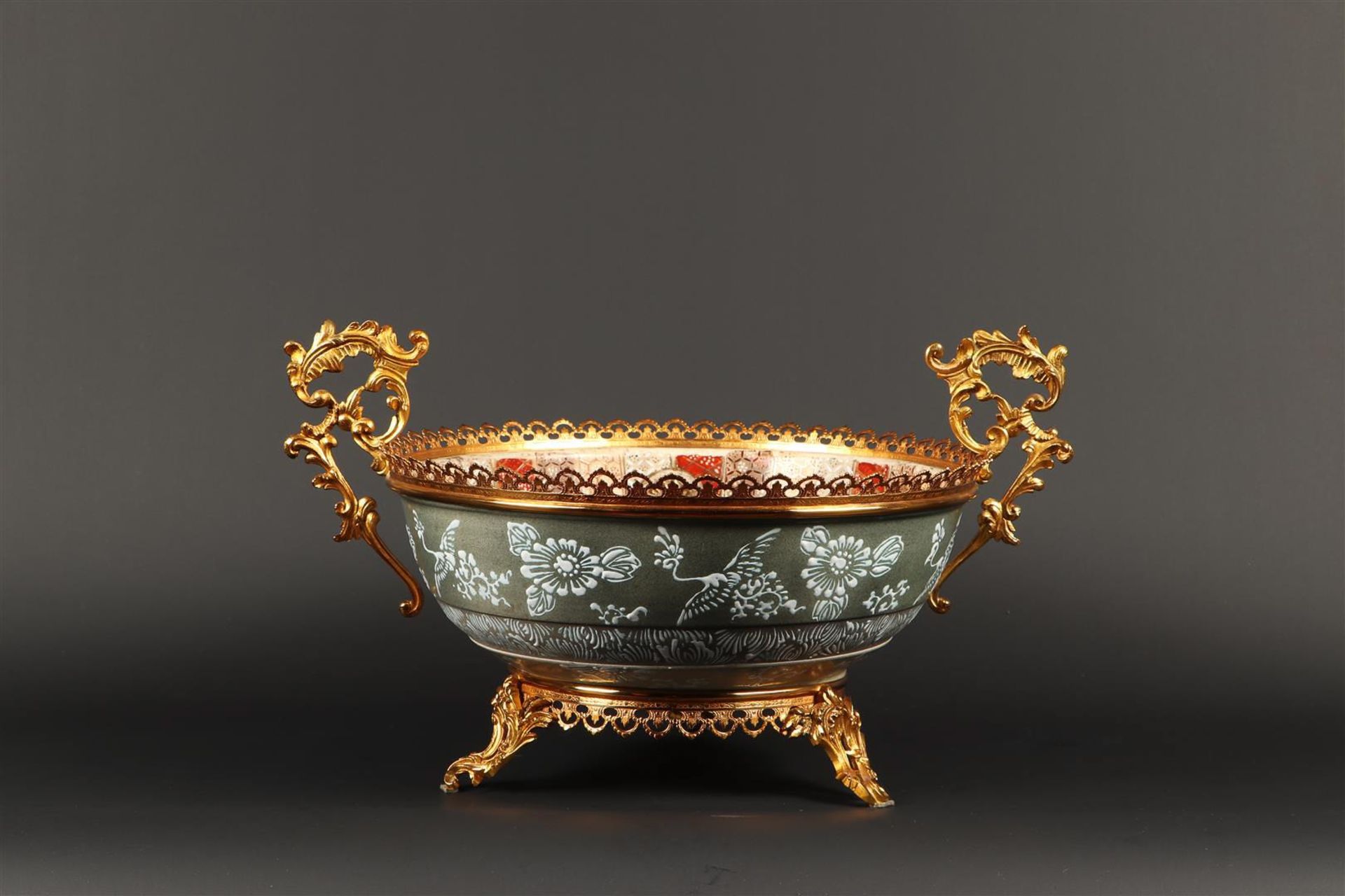 A Satsuma earthenware bowl in brass frame, inside decorated with various figures. Japan, 1st half 20 - Bild 2 aus 3