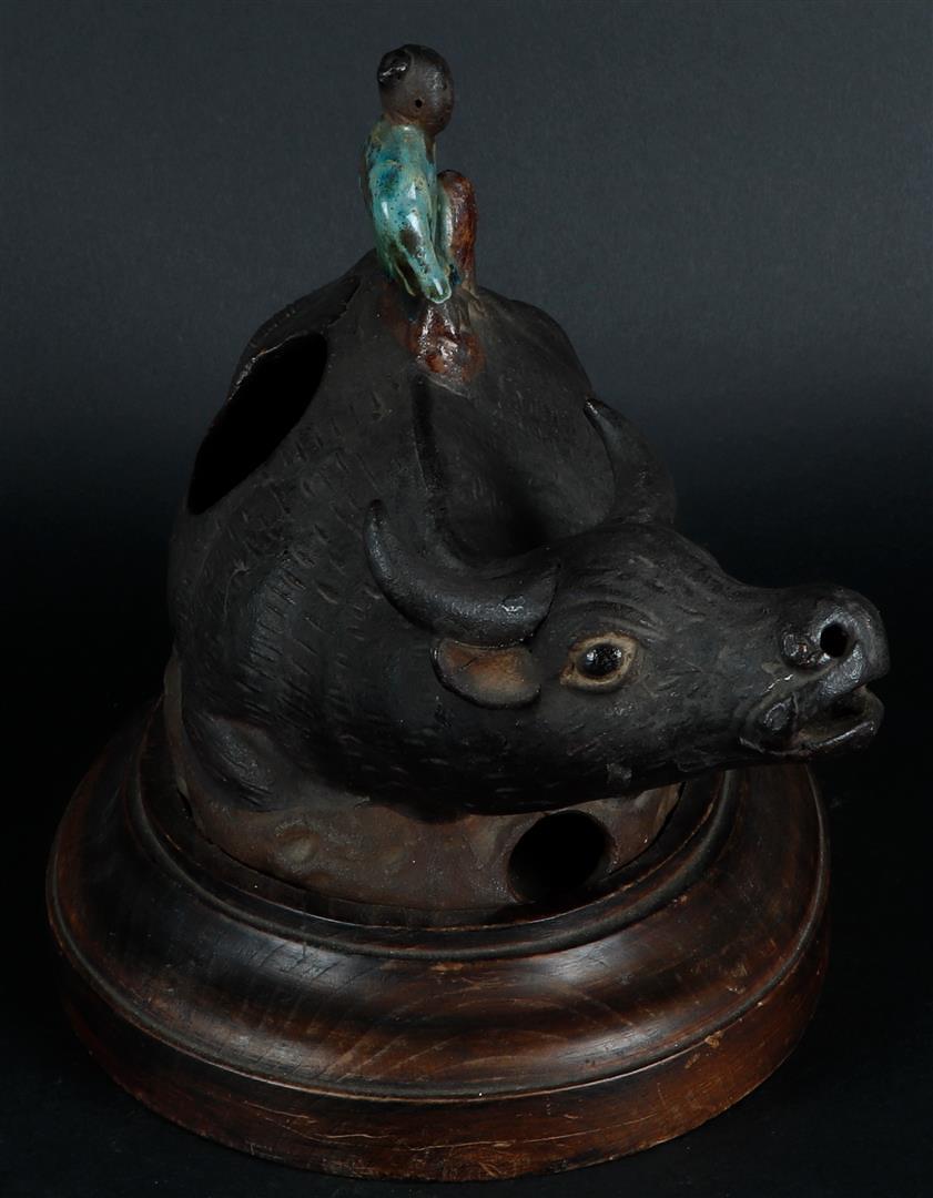 A terracotta incense burner in the shape of an ox with a Chinese boy. China, 19th century. - Image 3 of 5
