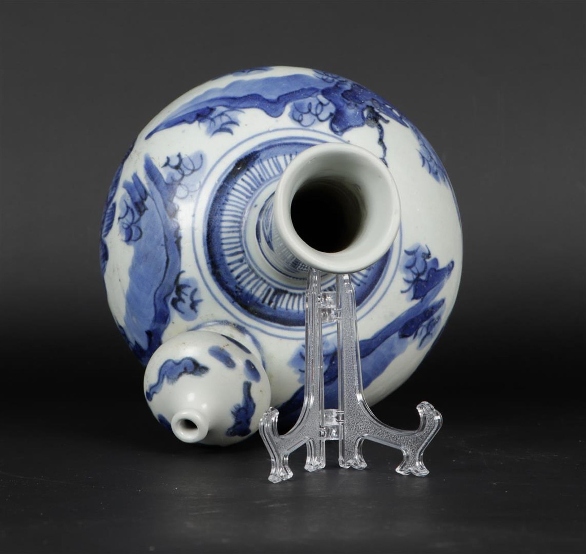 A porcelain kendi decorated with landscape decor. China, 17th/18th century. - Image 6 of 6