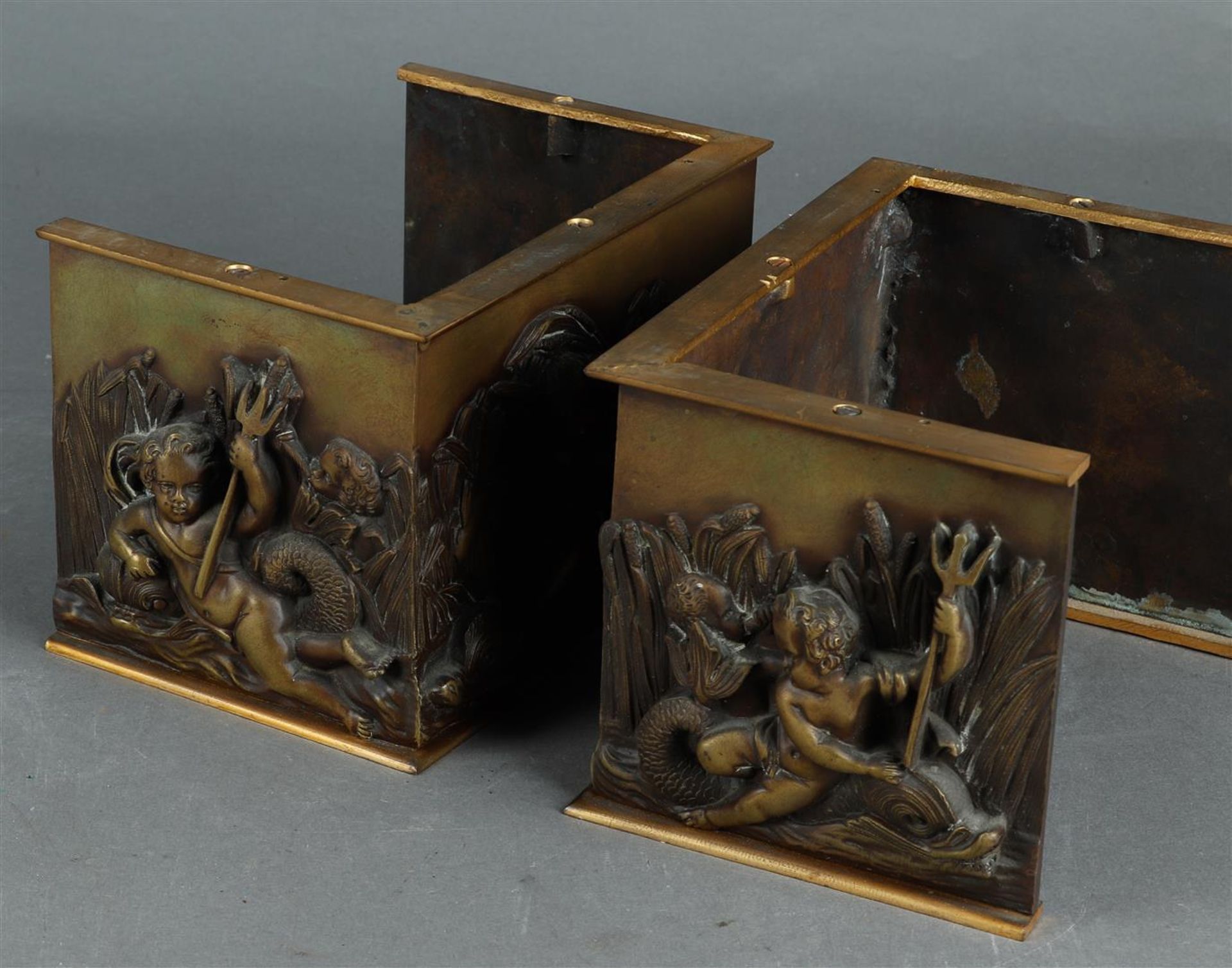 A set of cast brass fireplace ornaments with putti in a river. - Bild 4 aus 5