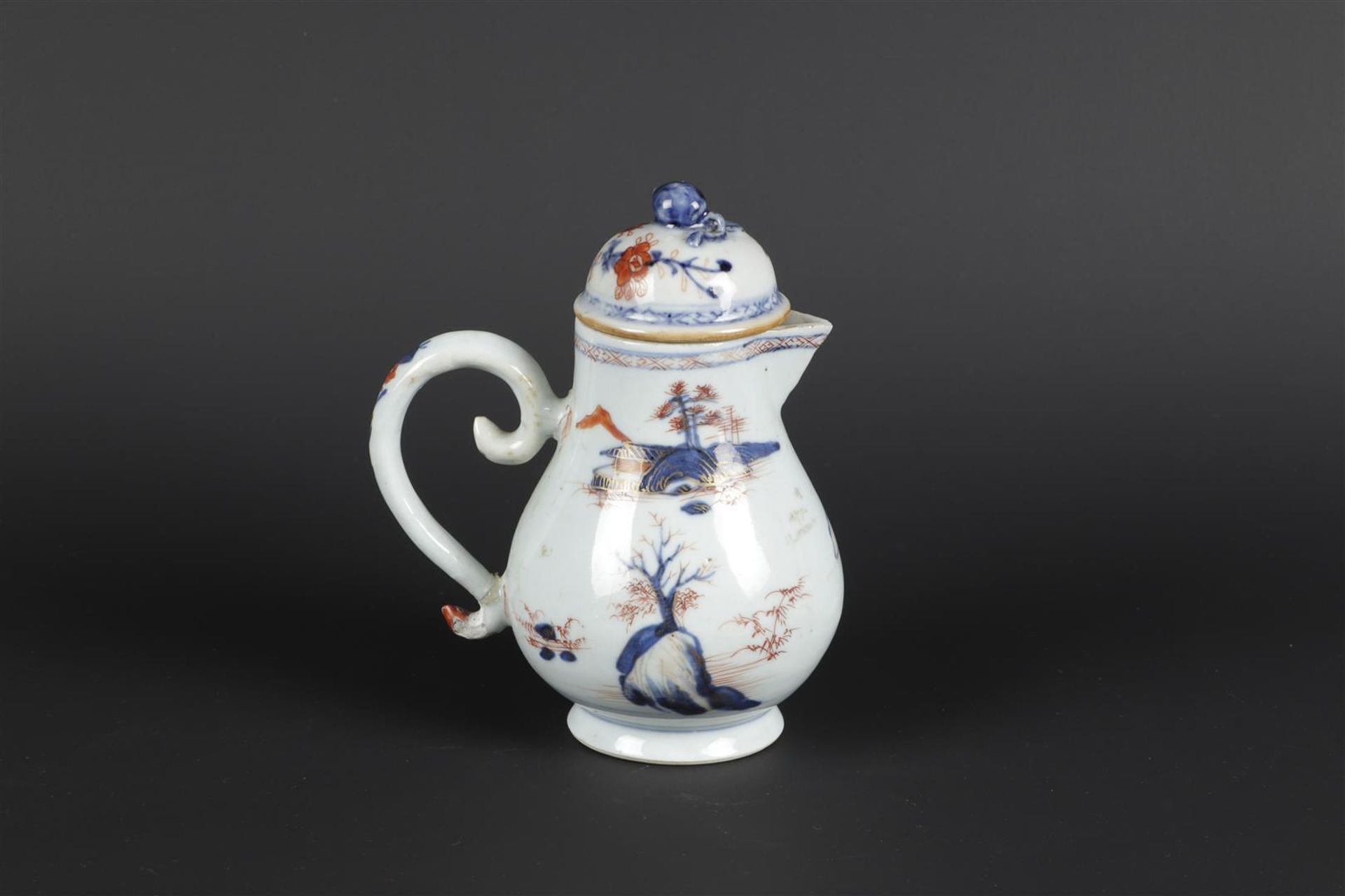 A porcelain Imari milk jug with landscape decoration. China, Qianlong. - Image 3 of 6