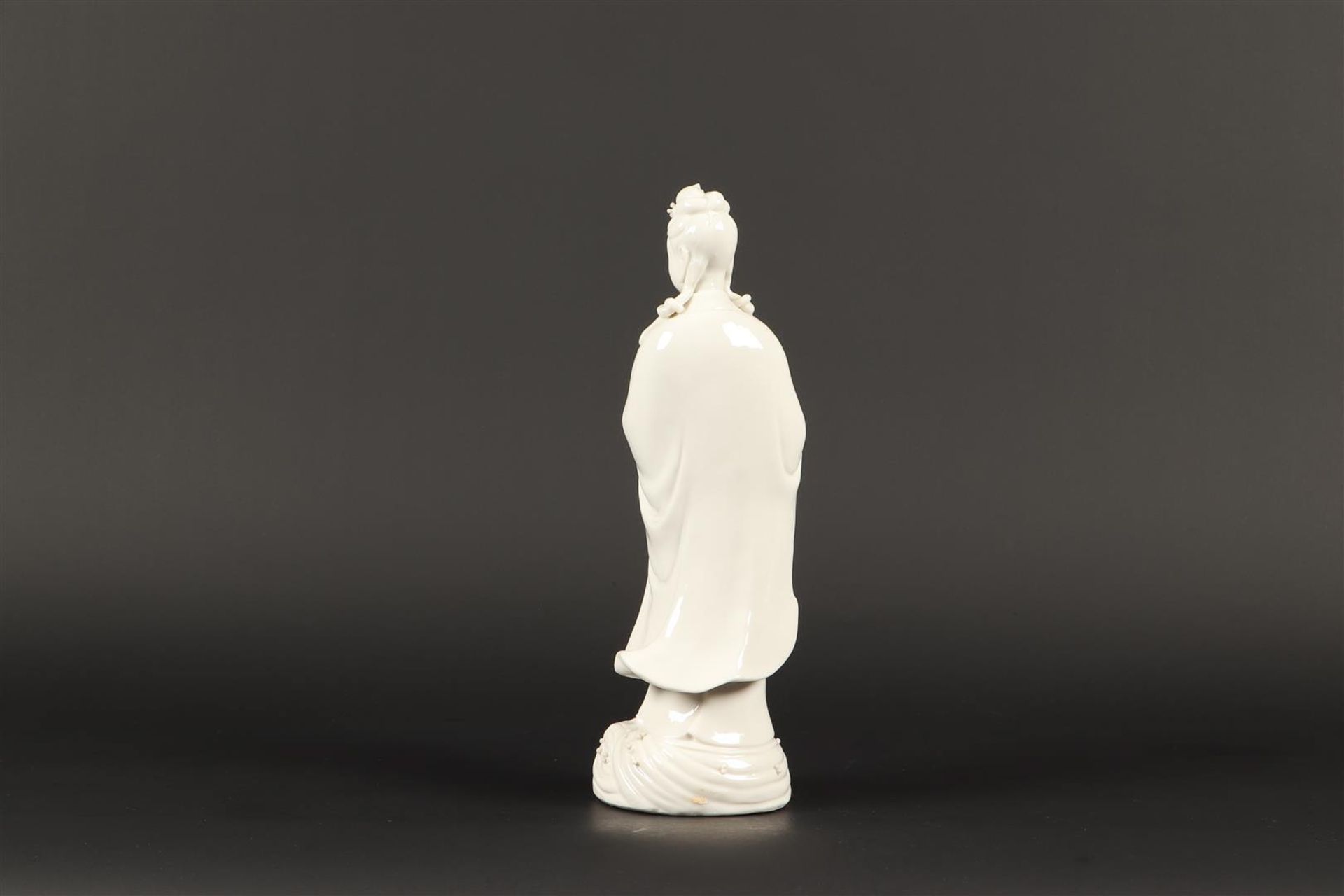 A blanc de Chine figure of Guanyin. China, 20th century. - Bild 3 aus 3