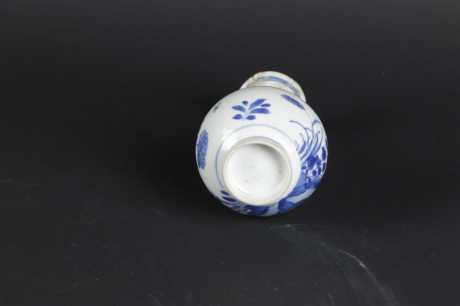 A porcelain belly vase with a slender high neck with floral decor on rock. China, Kangxi. - Image 5 of 5