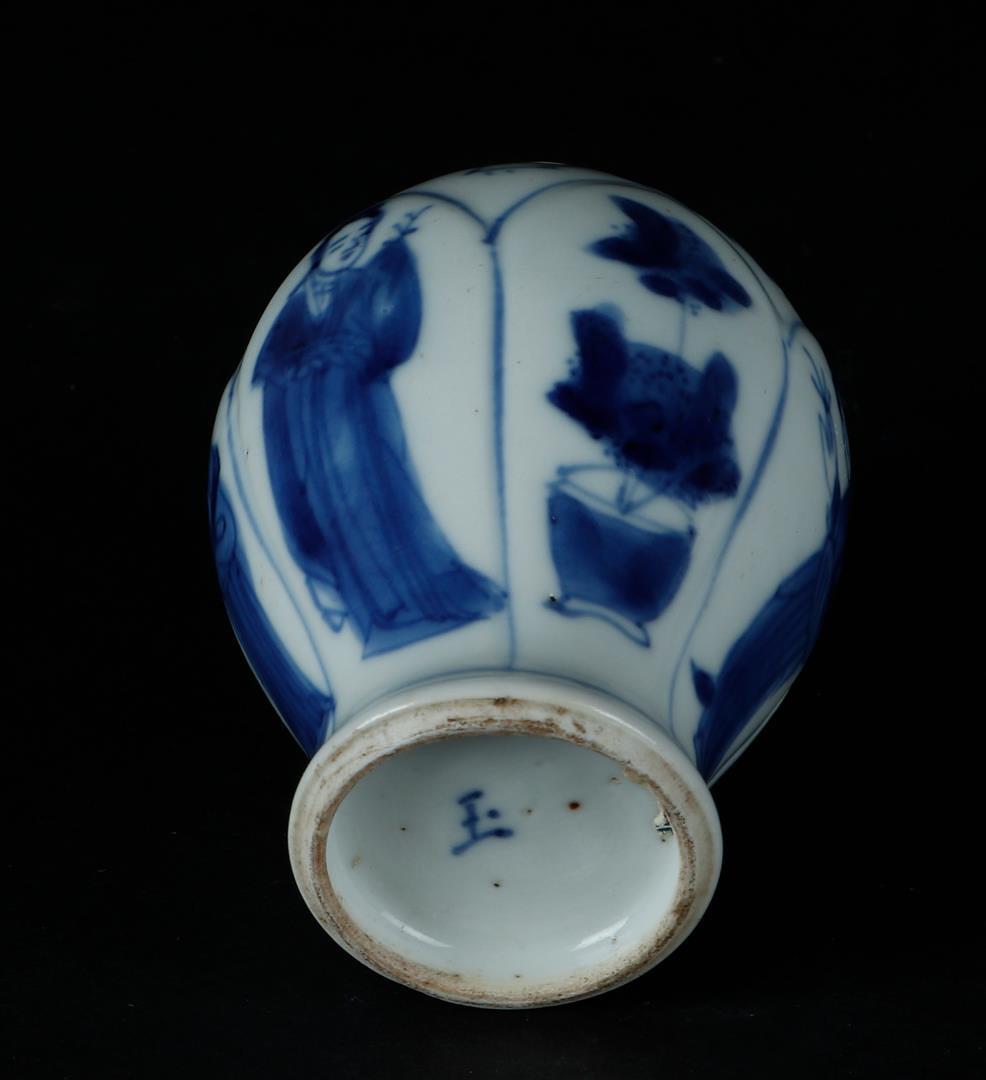 A porcelain lid vase with long lines in lotus beds. Marked Jade on the bottom. China, Kangxi. - Image 3 of 3