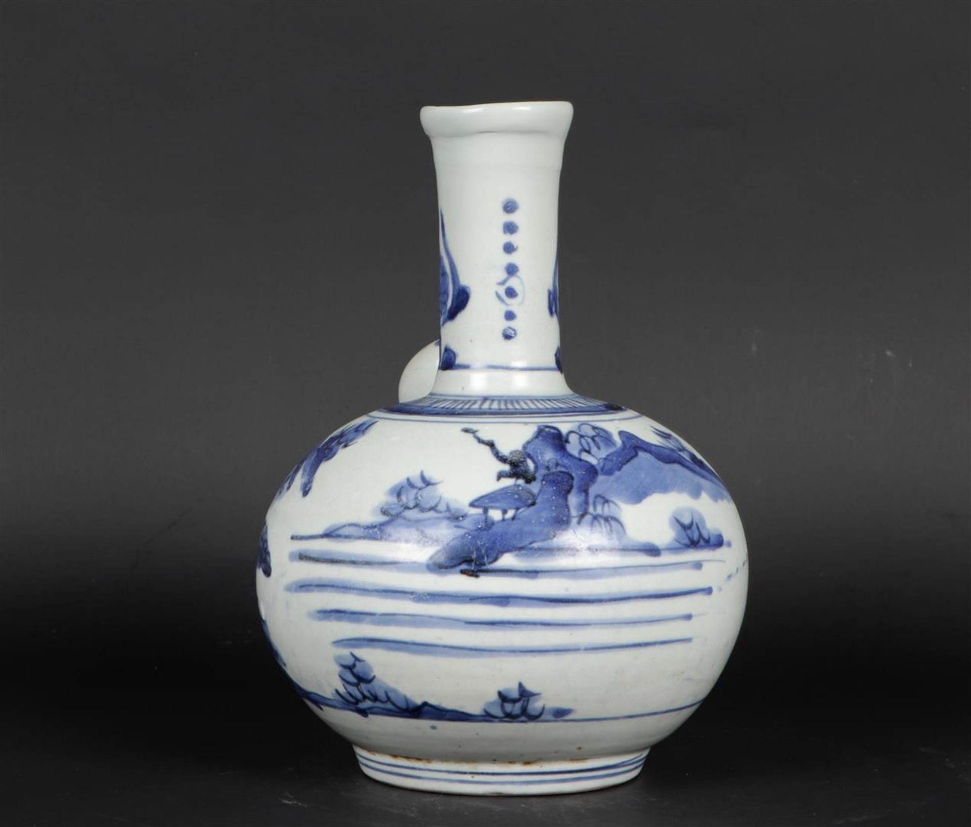 A porcelain kendi decorated with landscape decor. China, 17th/18th century. - Image 4 of 6