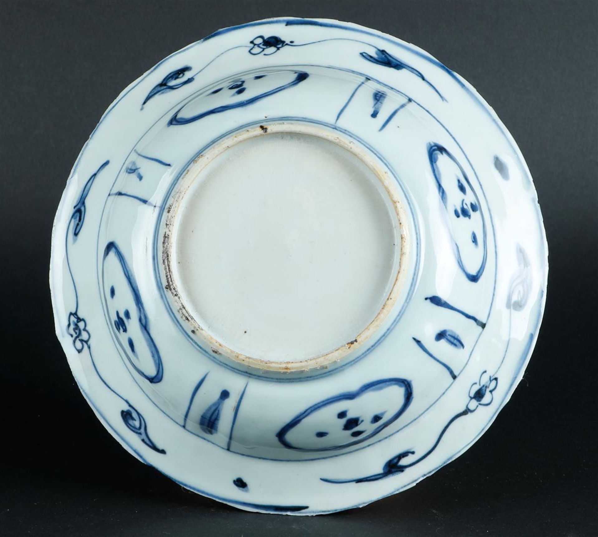 A raak porcelain hood bowl with floral decor. China, Wanli. - Image 4 of 4
