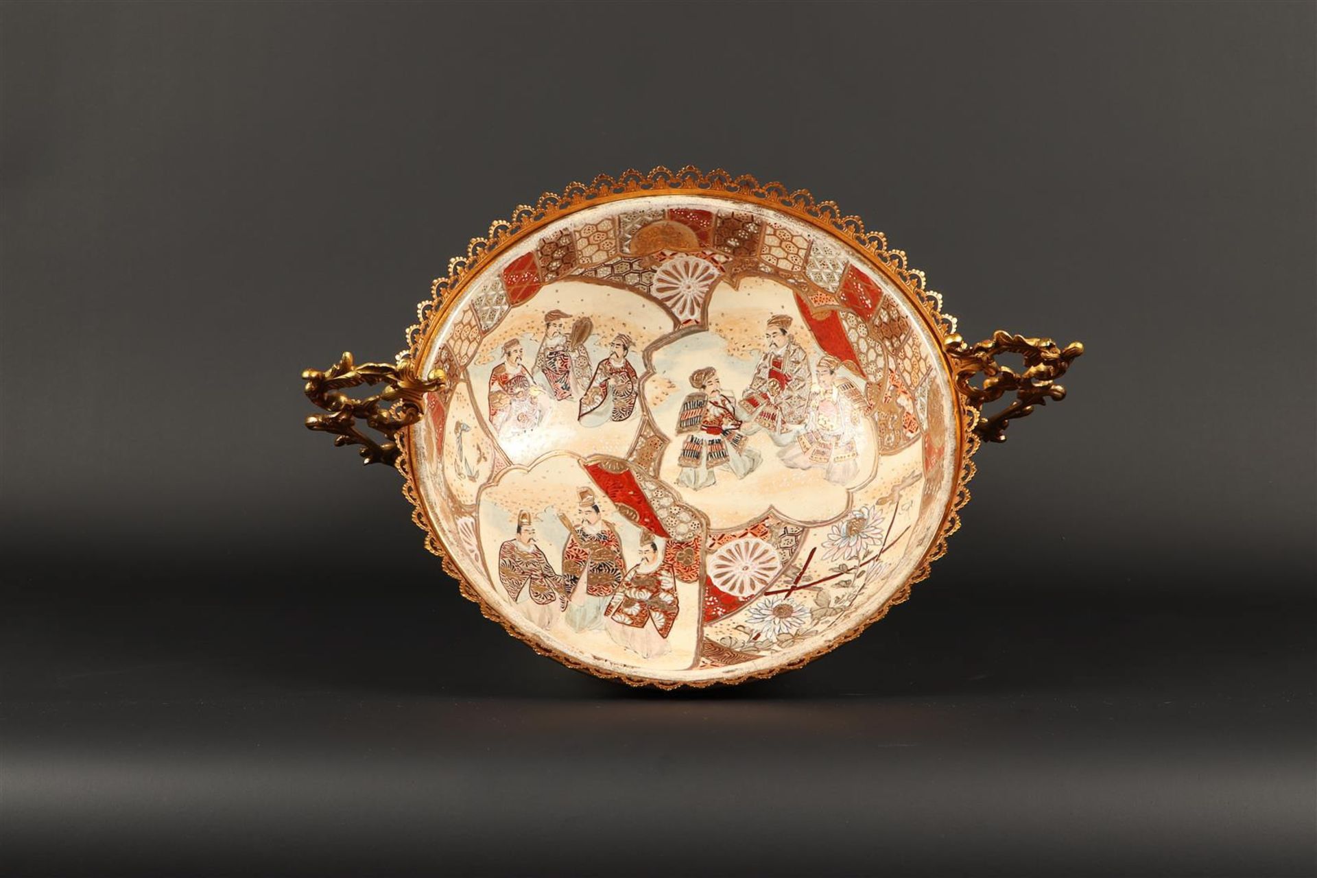 A Satsuma earthenware bowl in brass frame, inside decorated with various figures. Japan, 1st half 20 - Bild 3 aus 3