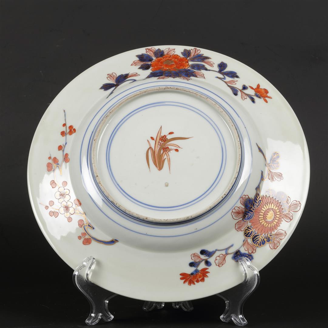 A porcelain Imari dish with decor of, among others, Japanese ladies and a landscape. Japan, 19th cen - Image 2 of 2