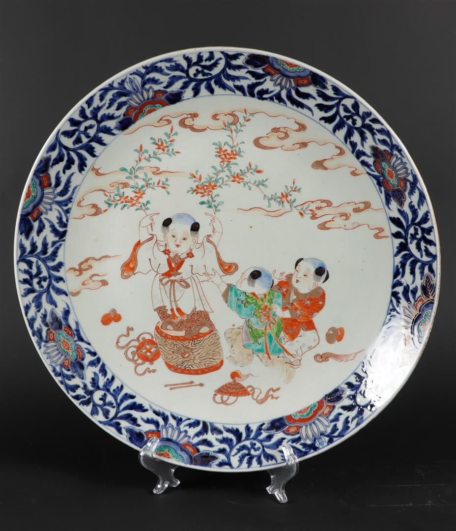 A porcelain dish with a decoration of playing children. Japan, late 19th century.