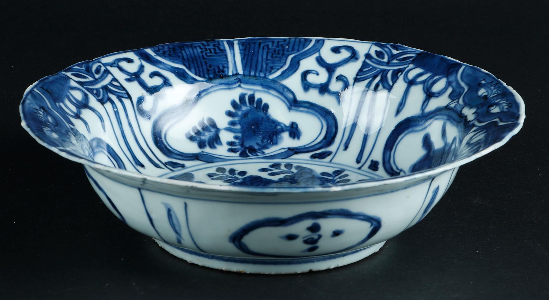 A raak porcelain hood bowl with floral decor. China, Wanli.