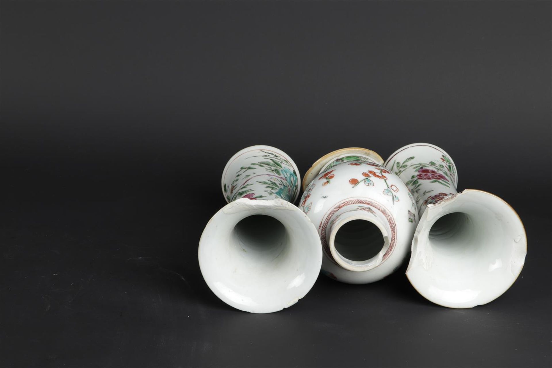 Two porcelain Famille Rose beaker vases and a Famille Rose vase with lid. China, Qianlong. - Image 5 of 5