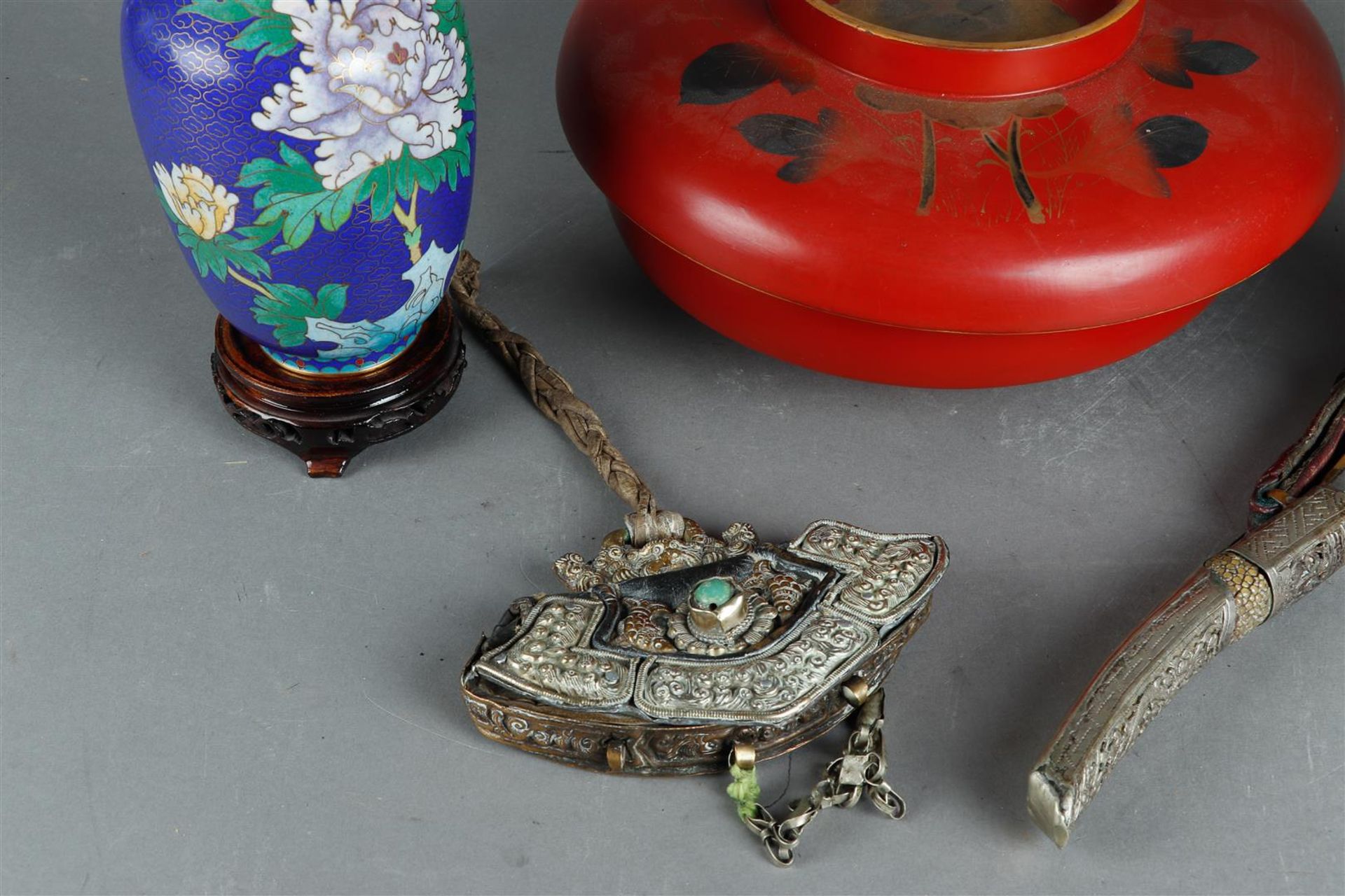 A large lot of Asian items, including cloisonné vases, a lacquer box, a dagger and a purse. - Bild 2 aus 3