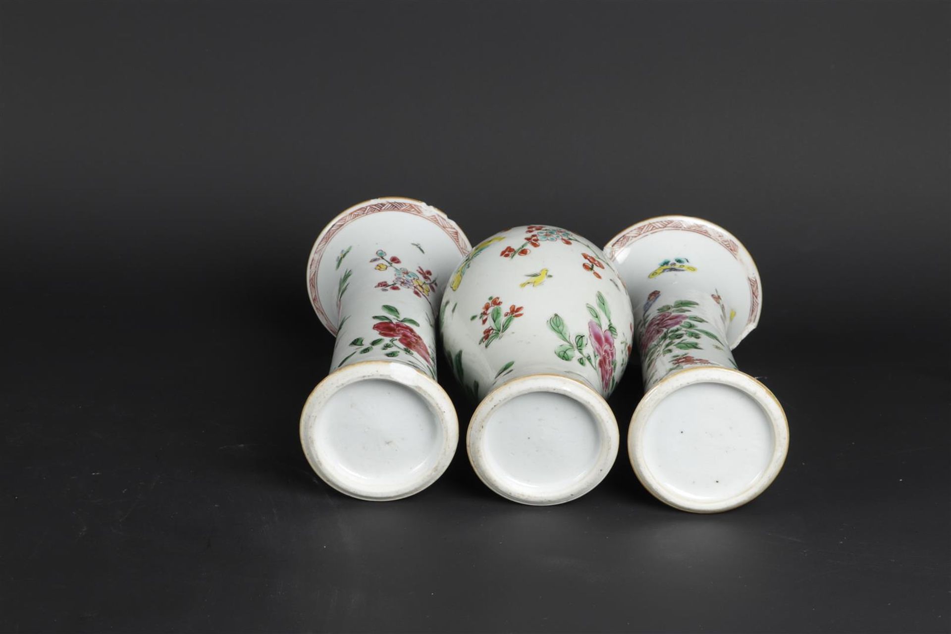 Two porcelain Famille Rose beaker vases and a Famille Rose vase with lid. China, Qianlong. - Image 4 of 5