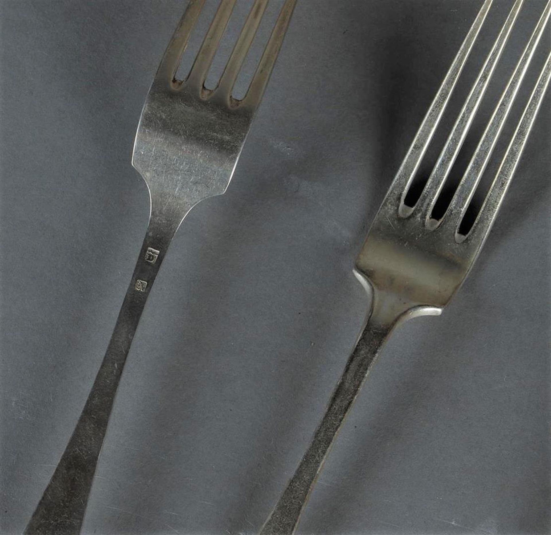 A silver cutlery part consisting of 6 spoons and 6 forks. 672 grams. - Bild 2 aus 2