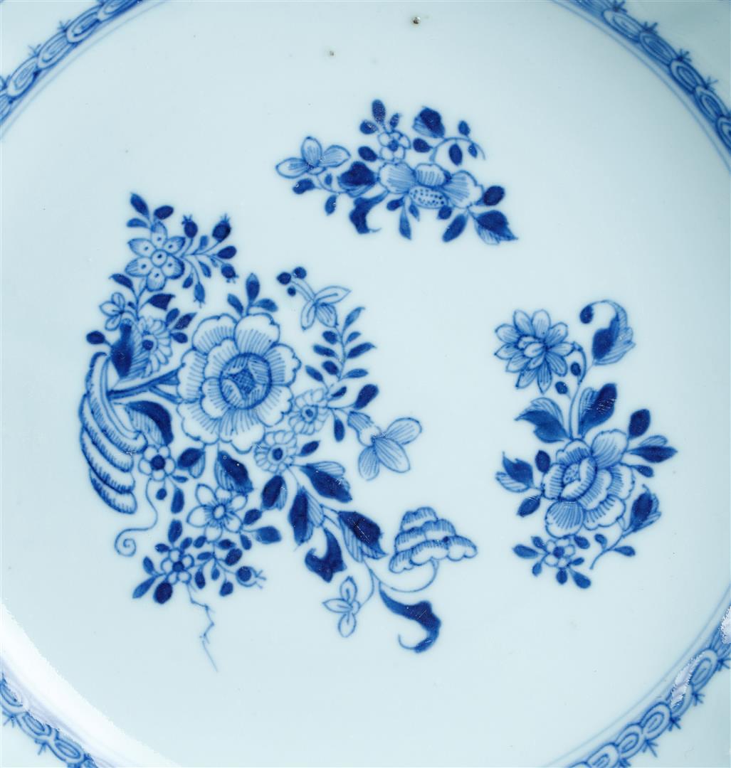 A pair of porcelain deep dishes with floral decor in the centre. China, Qianlong. - Image 2 of 3