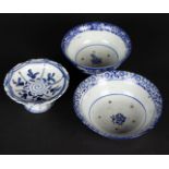 A lot consisting of two (transfer) bowls and a salt cellar. China, circa 1900.