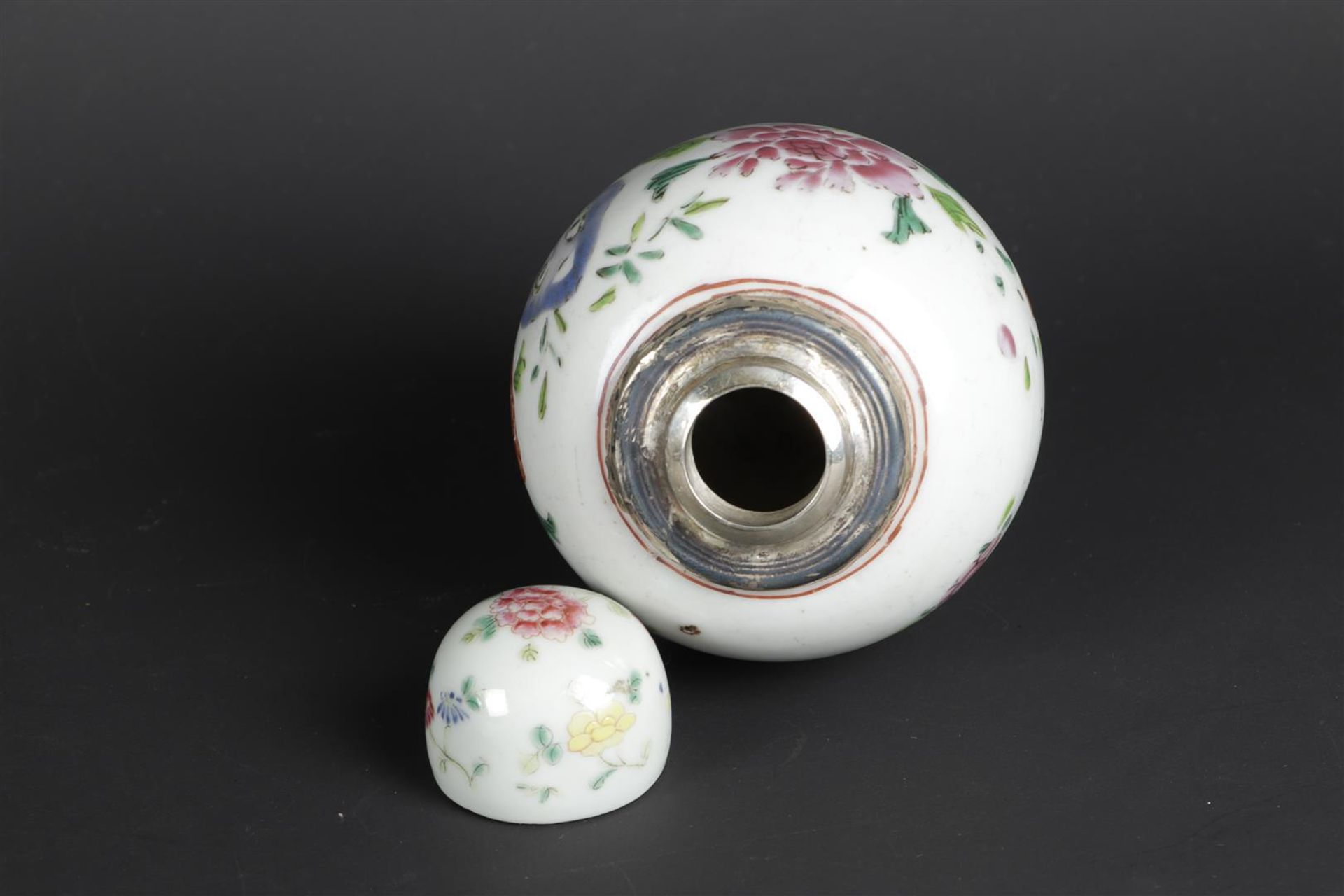 A porcelain Famille Rose tea caddy with a silver-rimmed frame and a convex lid. Chinese, Qianlong. - Image 4 of 5