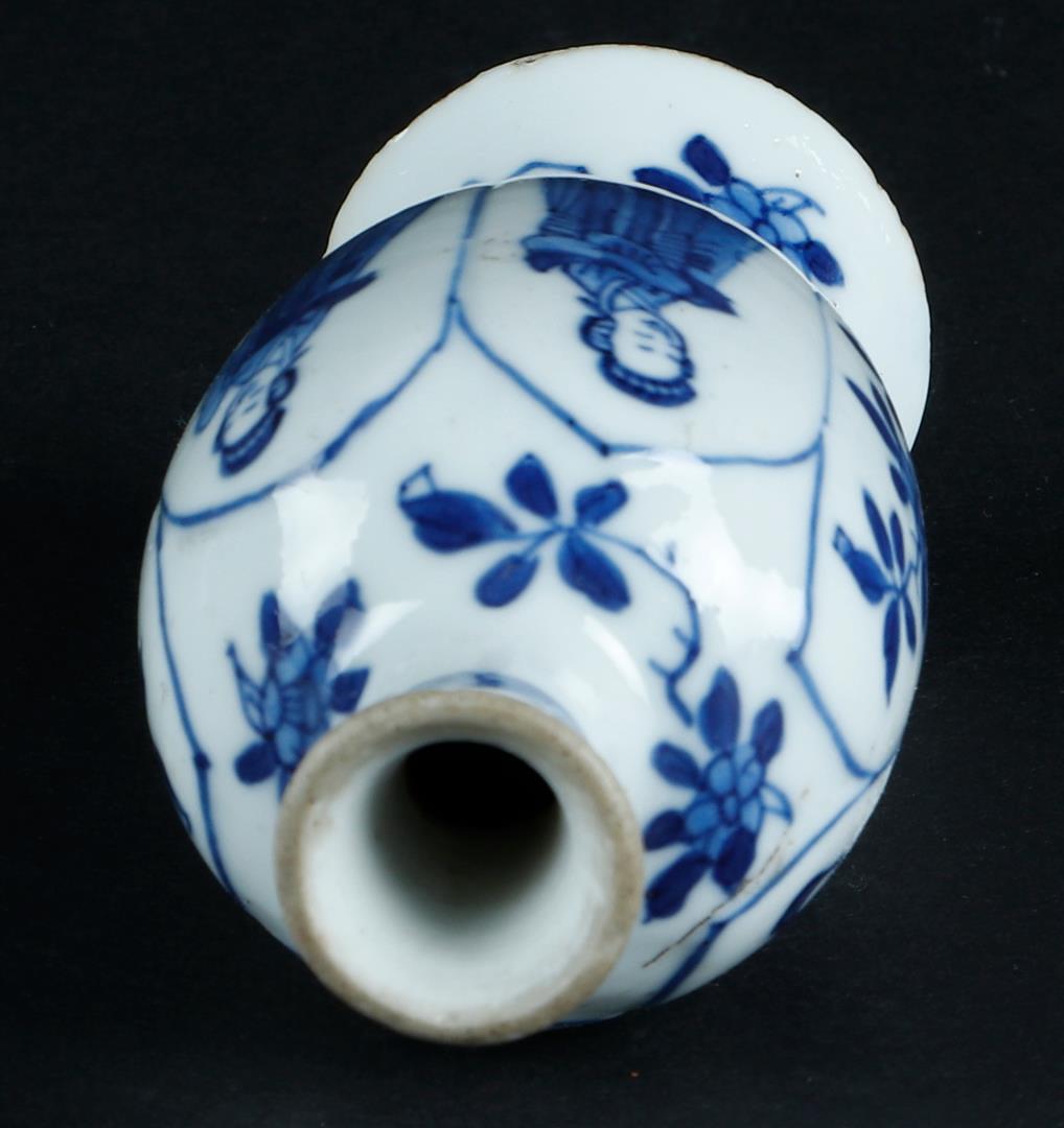 A porcelain baluster-shaped vase with knob in the foot, decoration on the belly. China, Kangxi. - Image 3 of 4