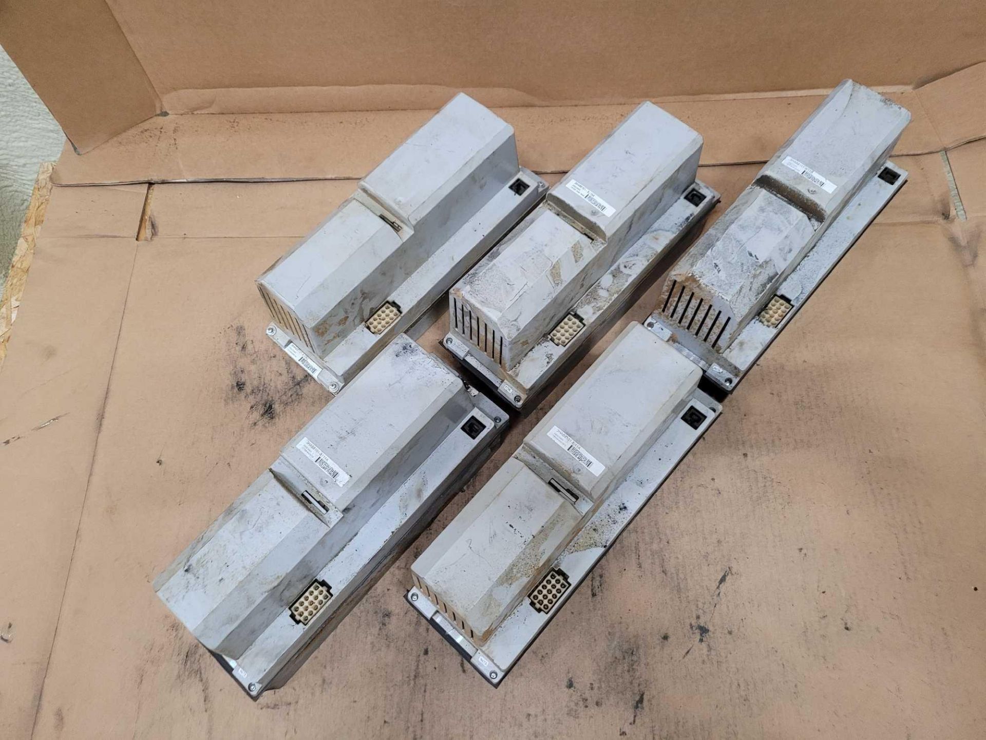 LOT OF 5 ABB AC SERVO DRIVE UNIT DSQC346G [2] 3HAB8101-8/11A [1] 3HAB8101-8/08Z [1] 3HAB8101-8/15A [ - Image 2 of 6