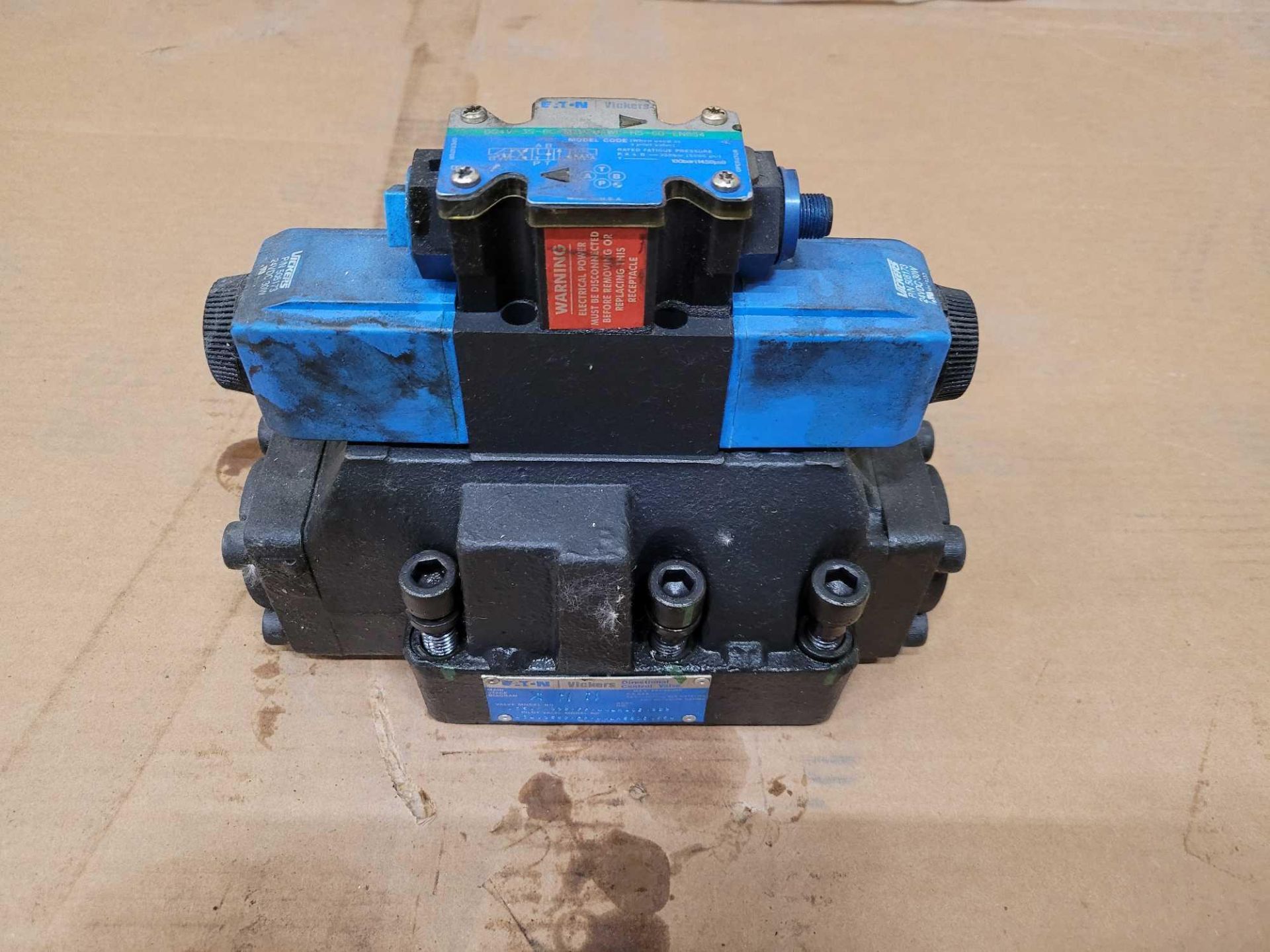 EATON VICKERS DIRECTIONAL CONTROL VALVE ASSEMBLY 02-394597 W/ [1] DG5S-8-33C-M-FPM4WL-H5-30-EN623 [1